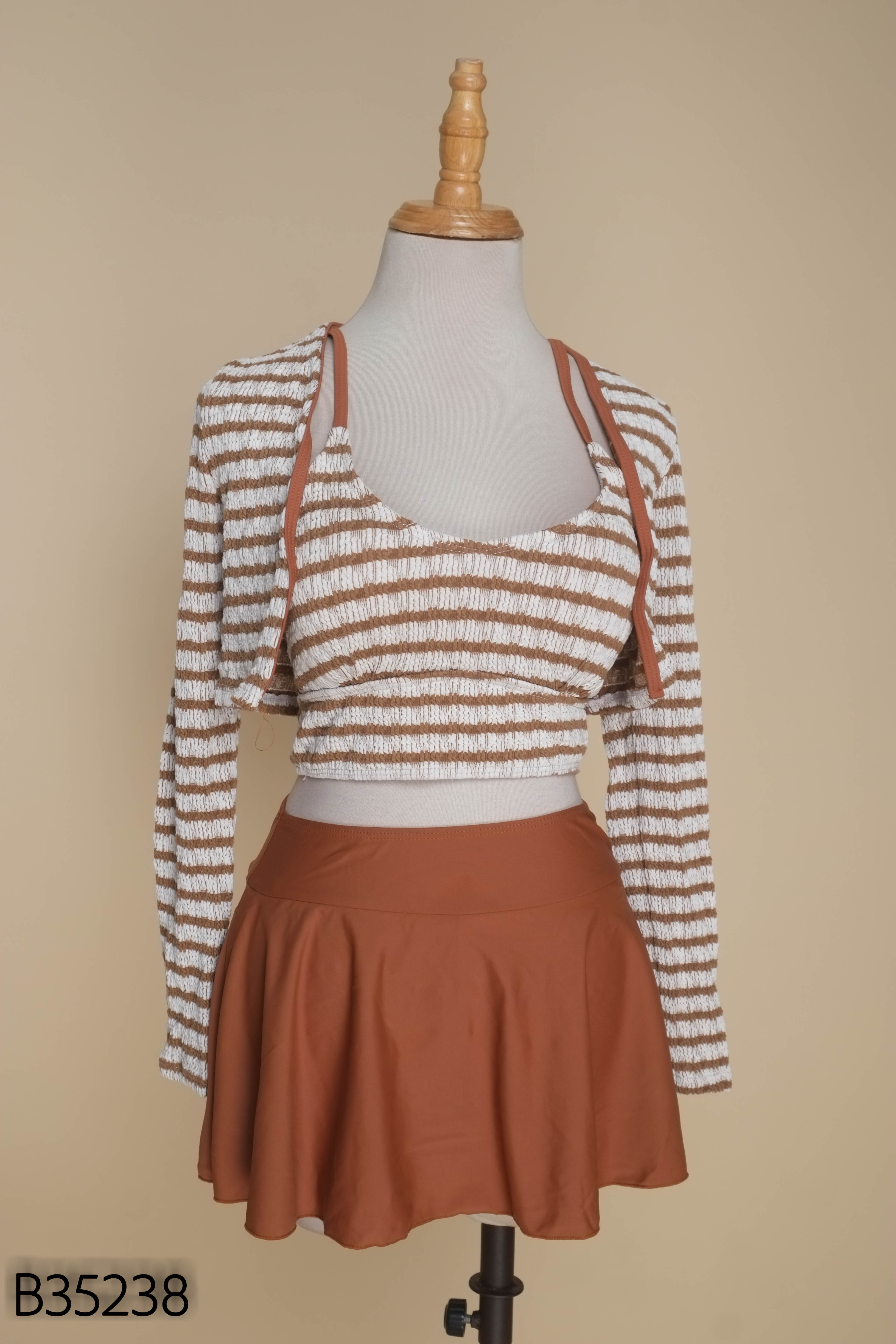 Set 3 Áo croptop nâu trắng + Áo choàng + Chân váy