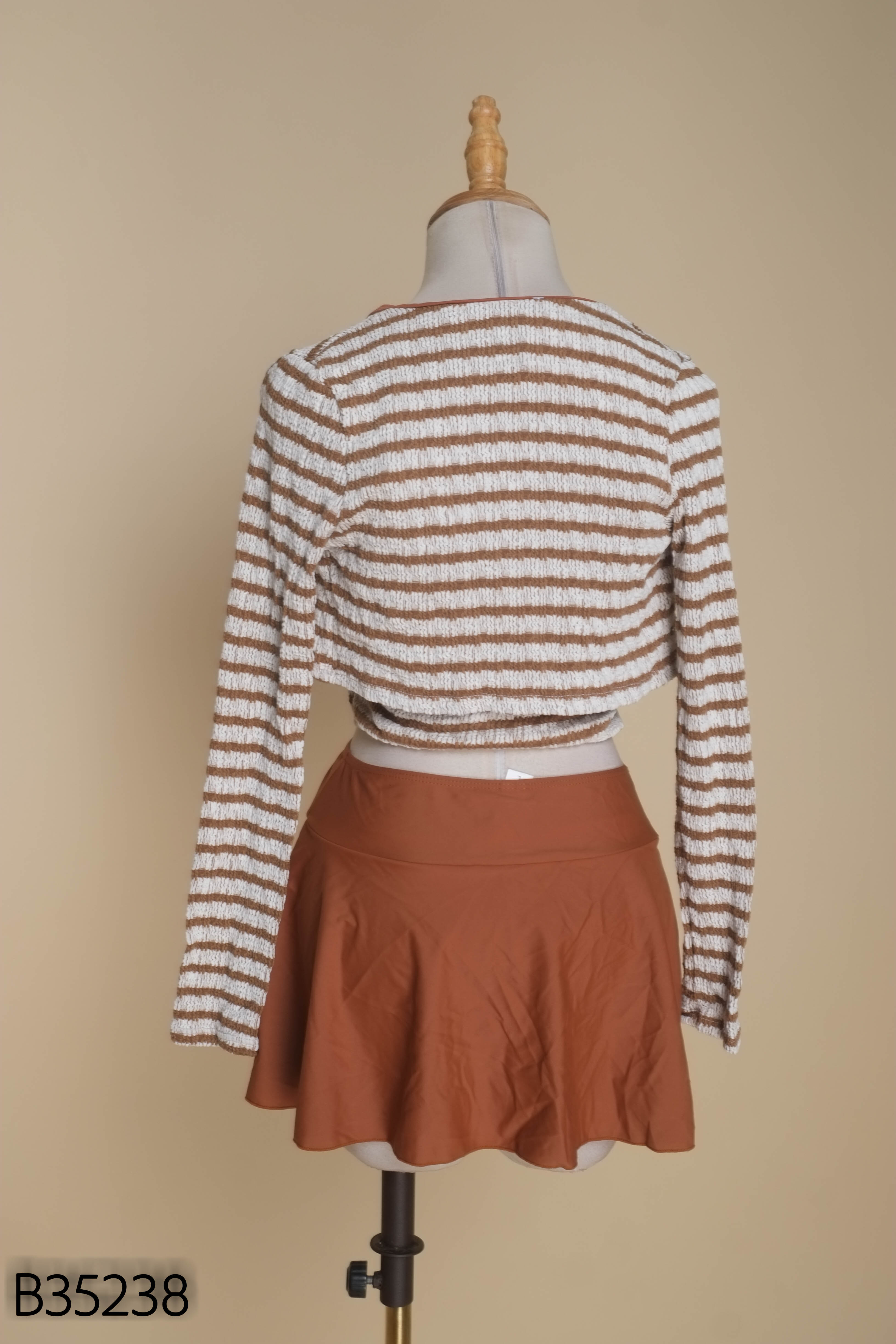 Set 3 Áo croptop nâu trắng + Áo choàng + Chân váy