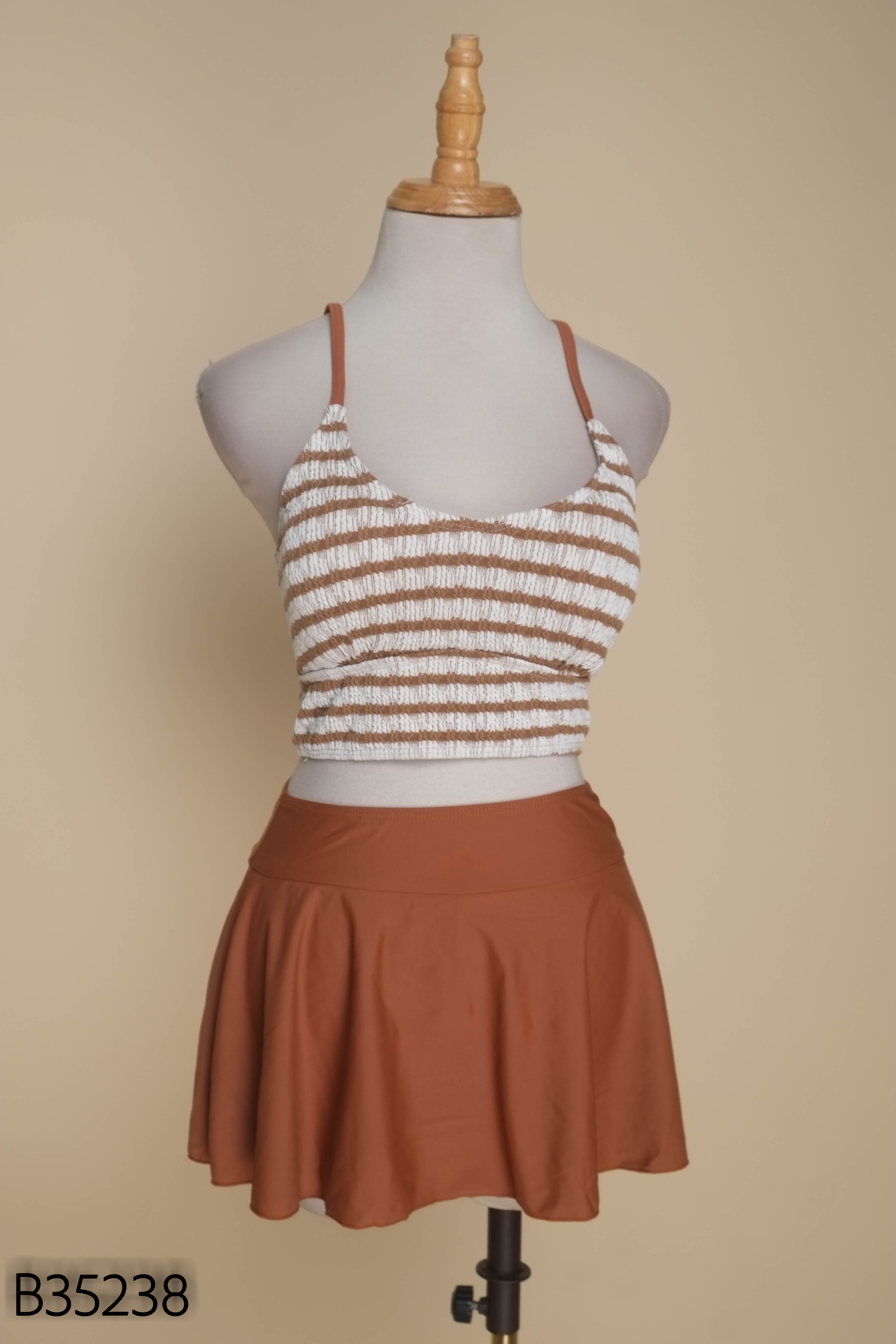 Set 3 Áo croptop nâu trắng + Áo choàng + Chân váy