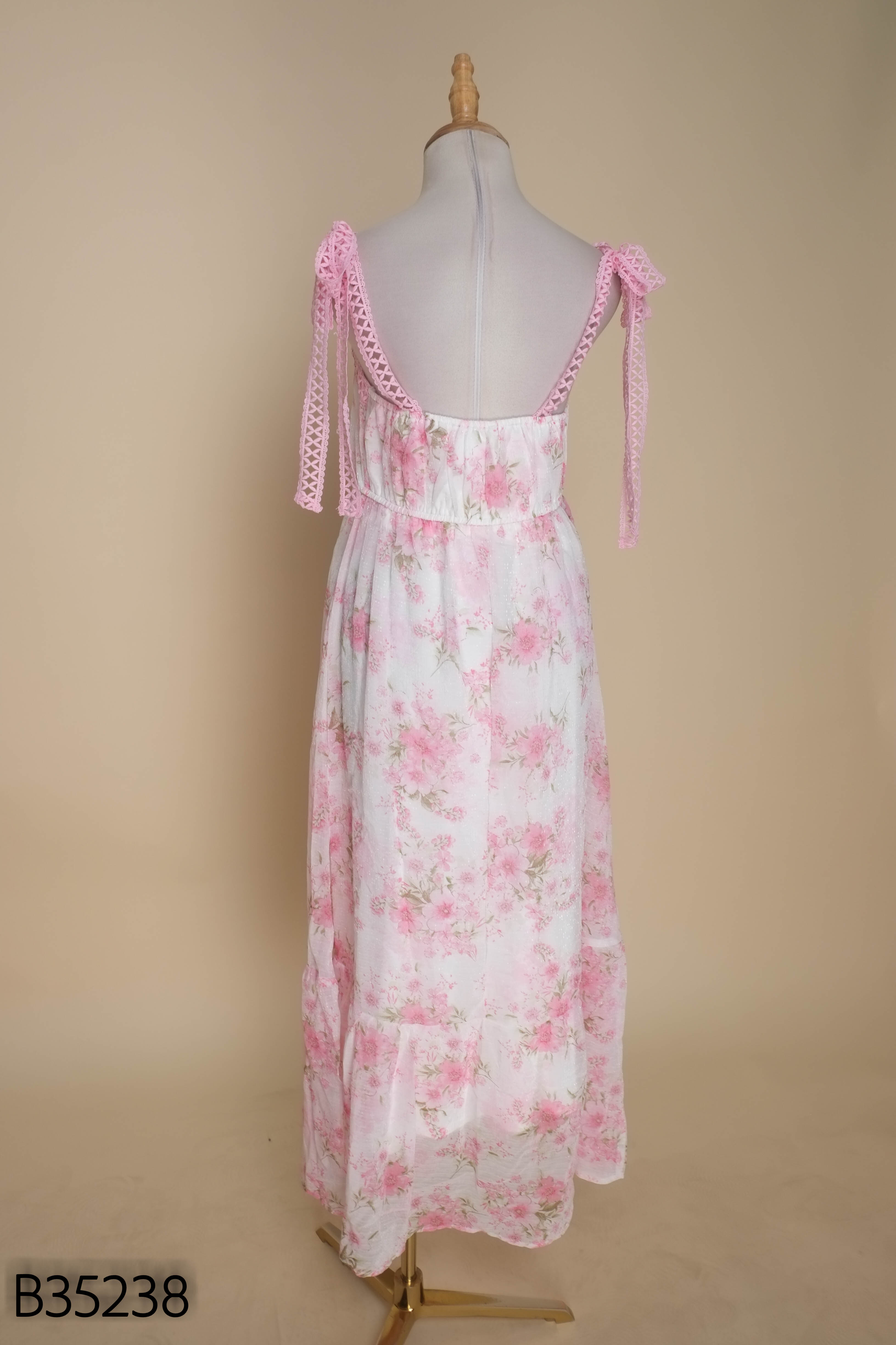 Váy babydoll hai dây trắng họa tiết hoa hồng
