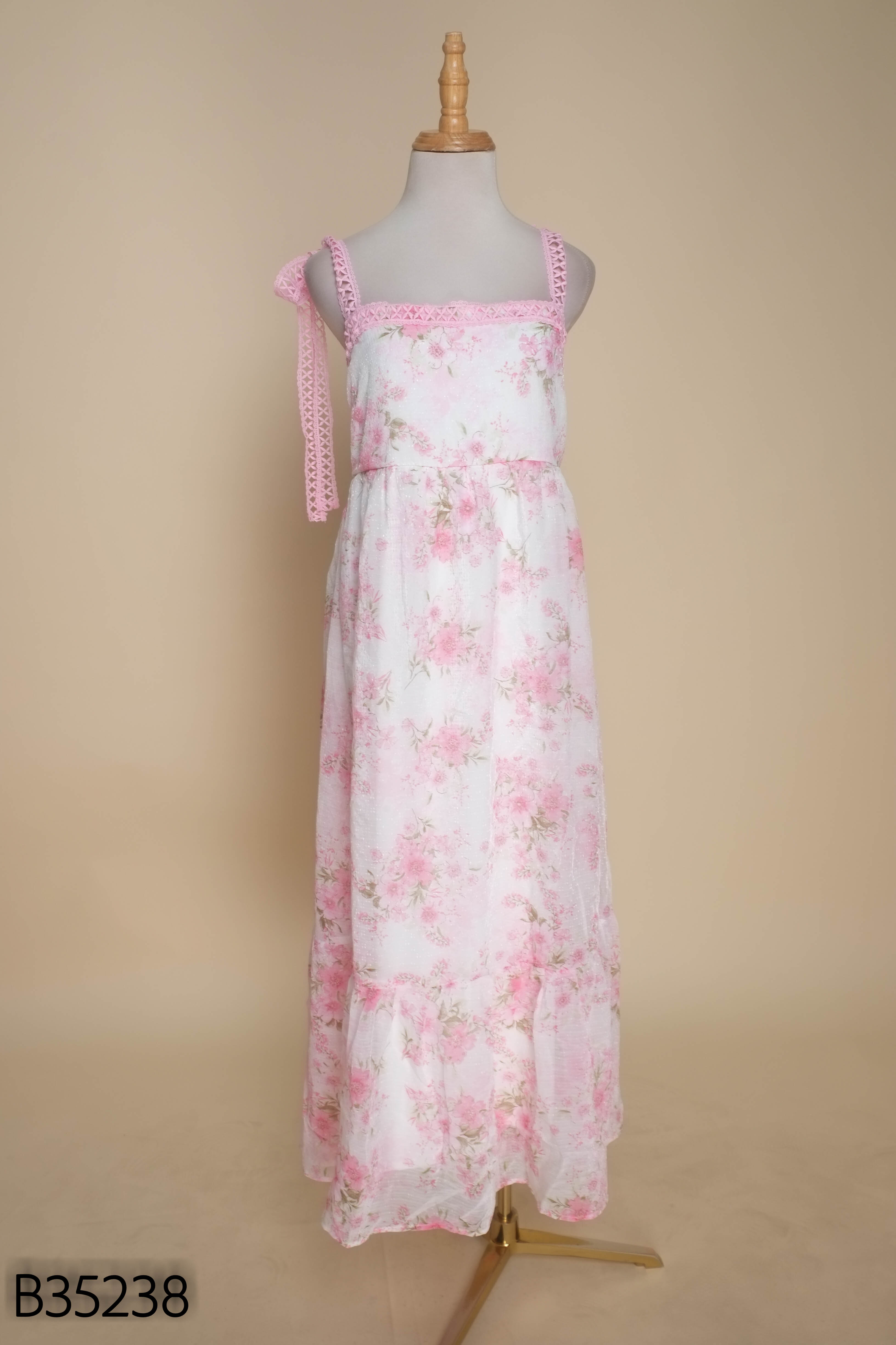 Váy babydoll hai dây trắng họa tiết hoa hồng