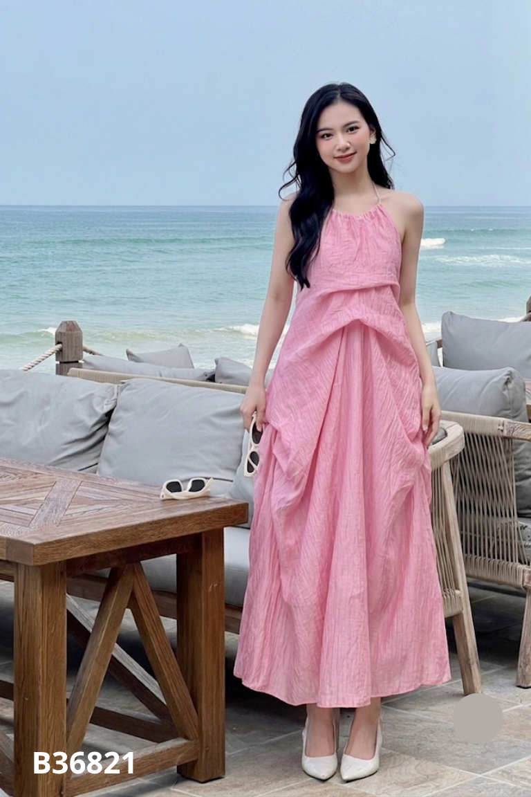 Váy hồng cổ yếm hở lưng