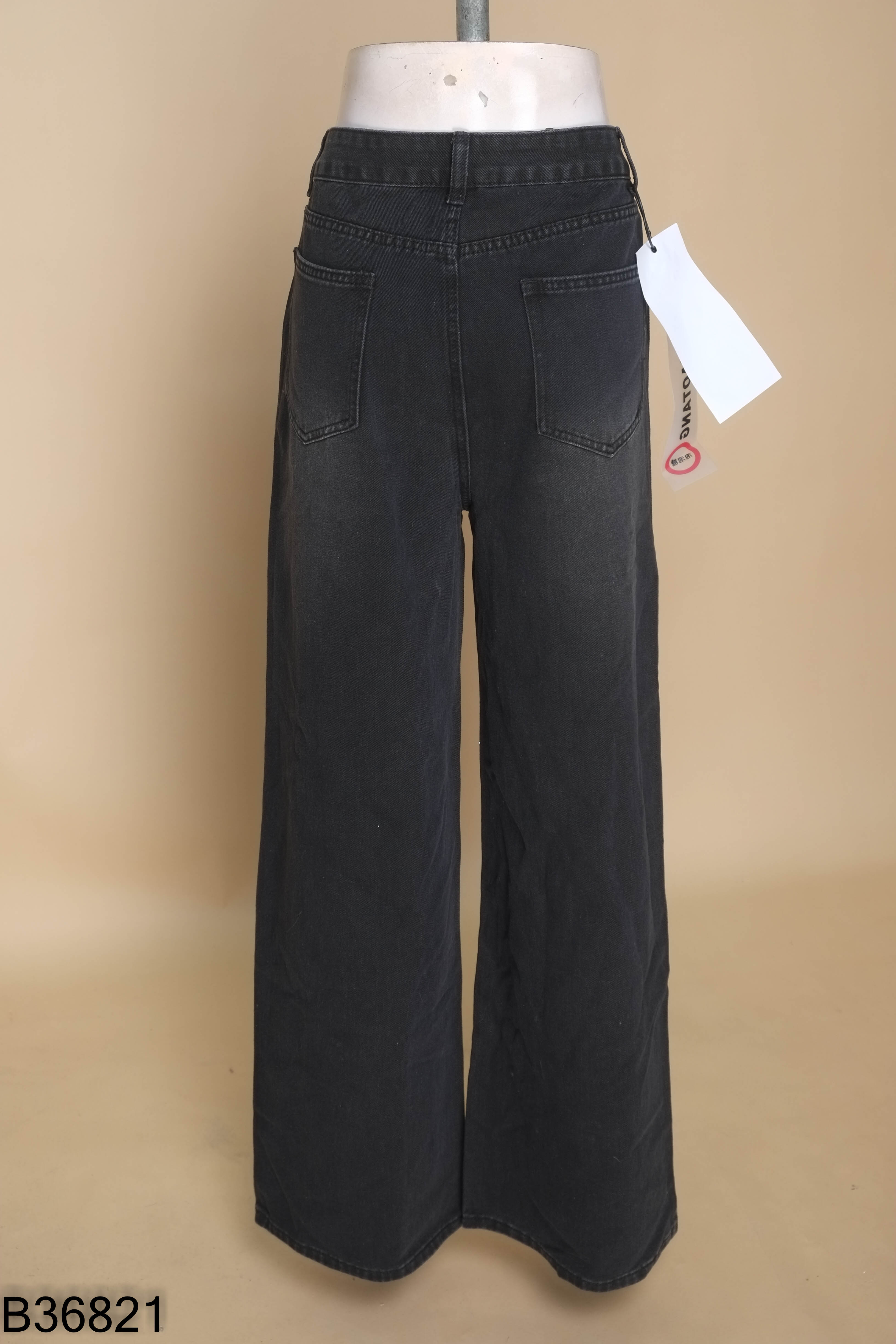 Quần jeans đen đính đá