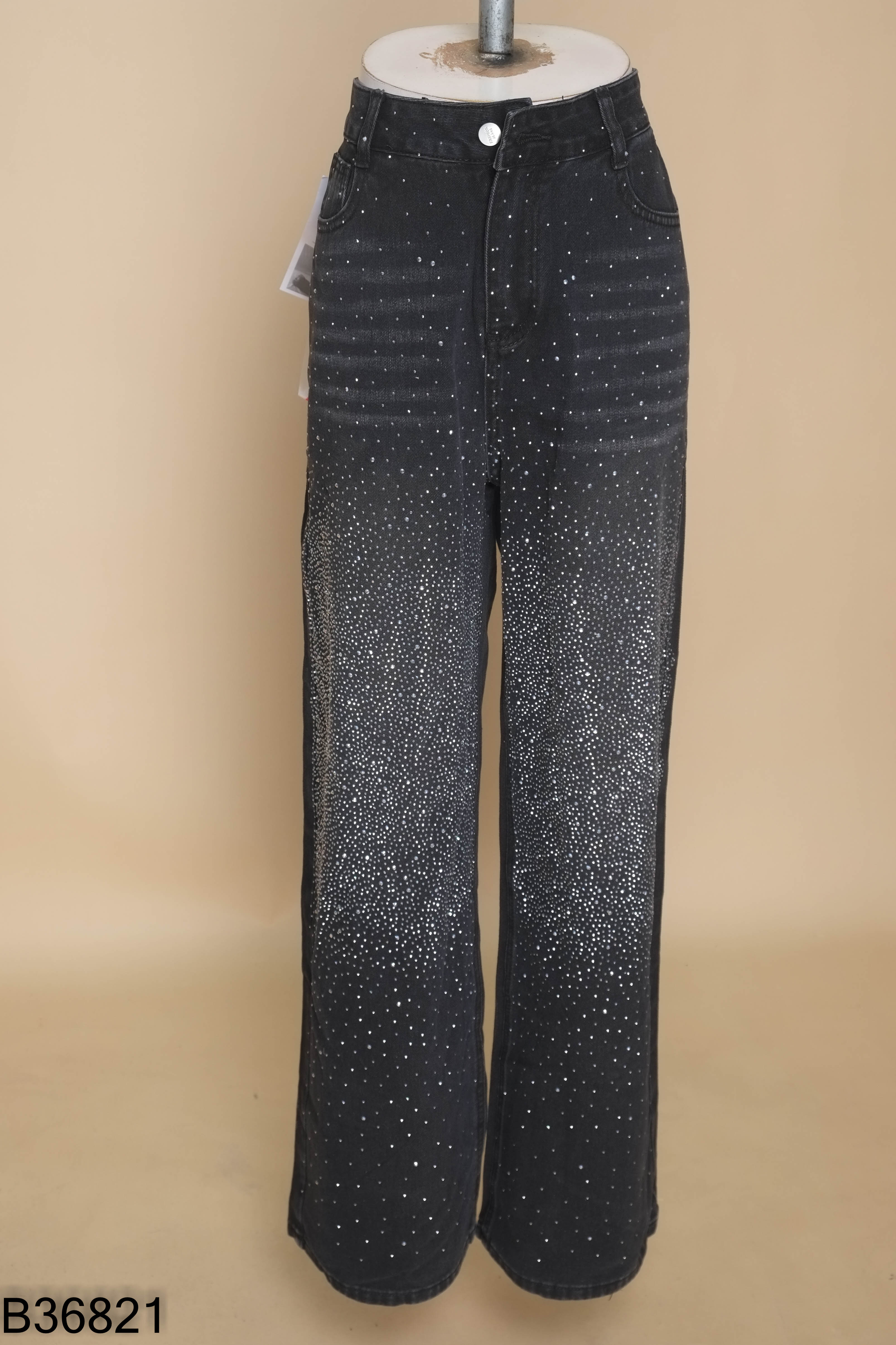 Quần jeans đen đính đá