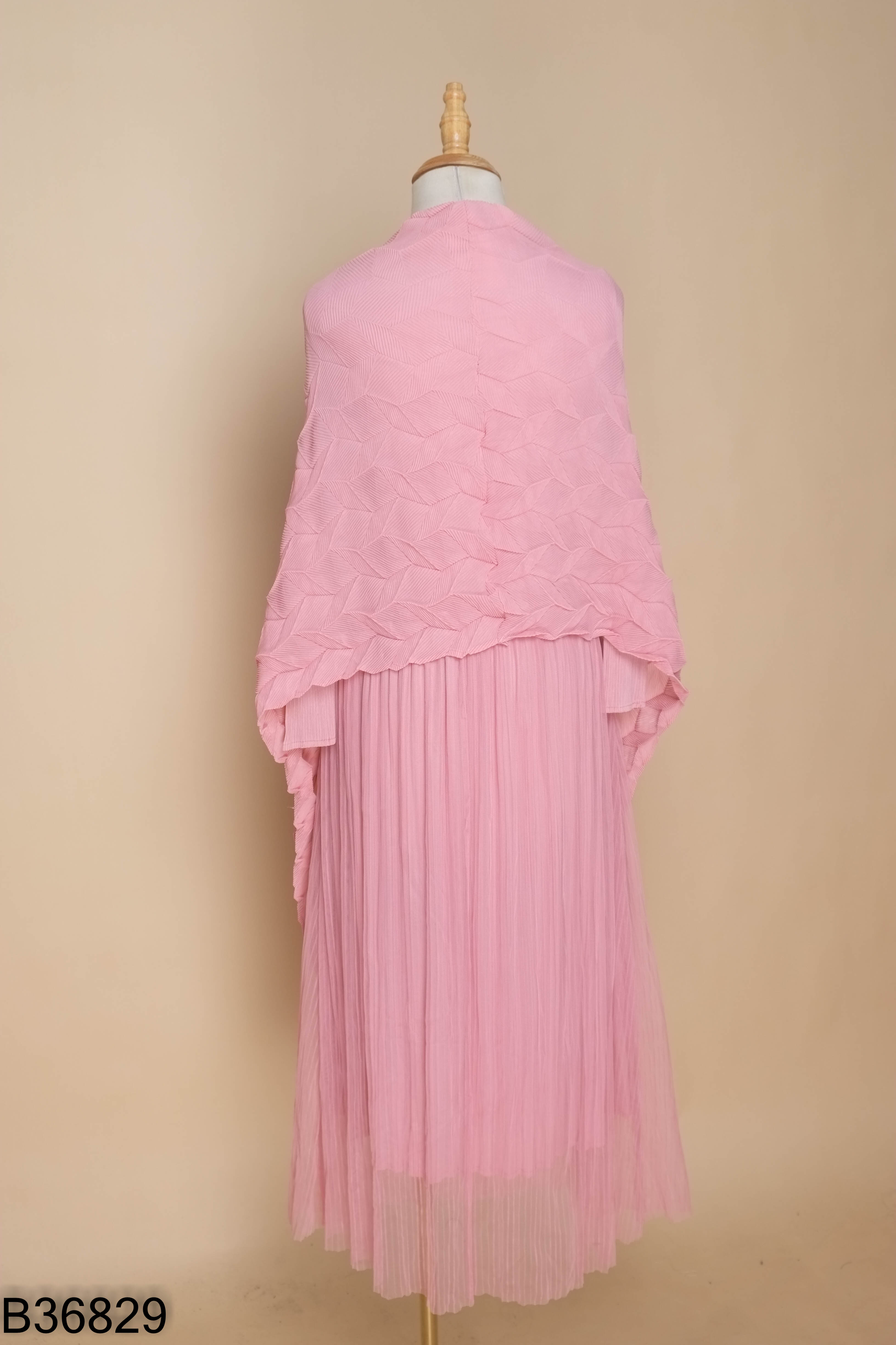 Váy hồng xếp ly