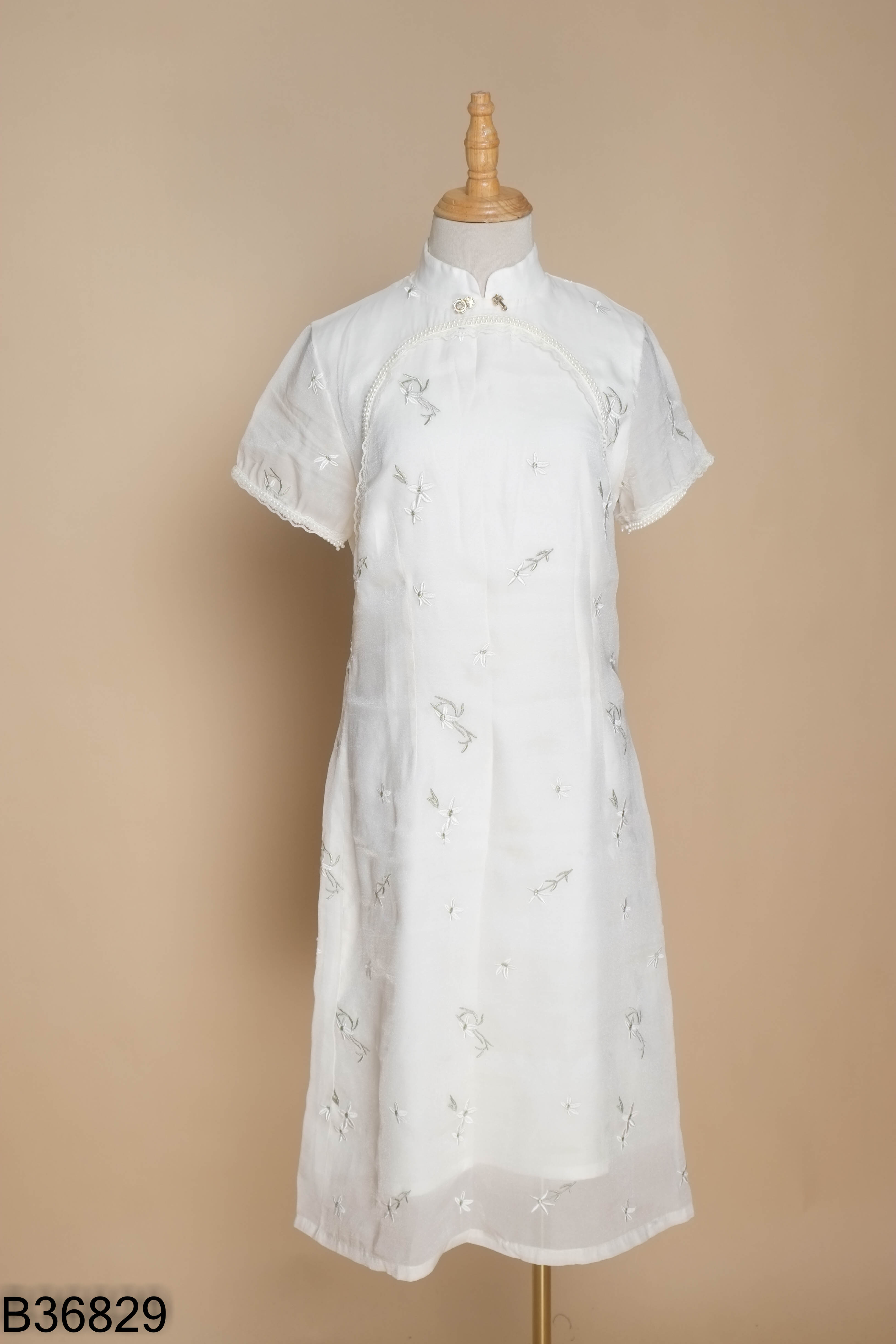 Sườn xám be thêu hoa