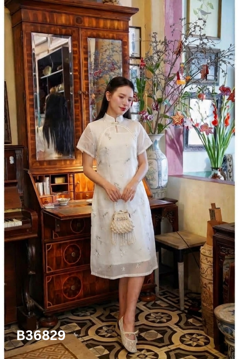Sườn xám be thêu hoa