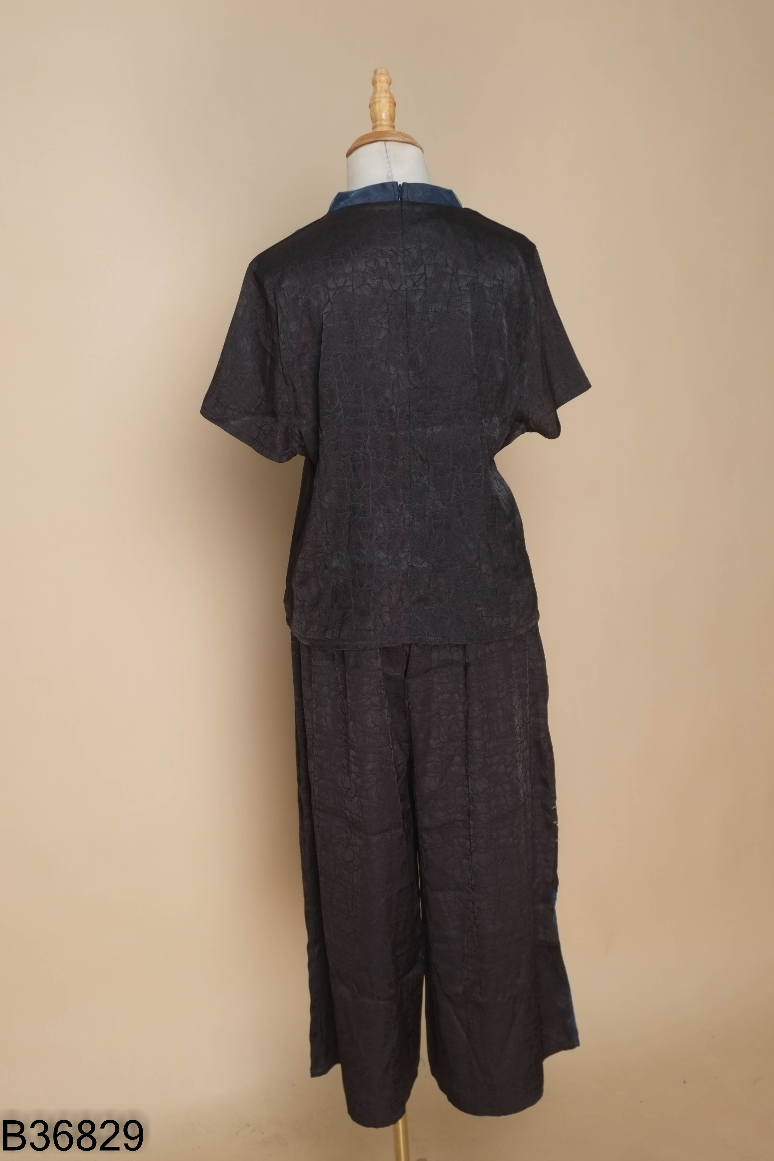 NEWTAG Set lụa đen thêu hoa