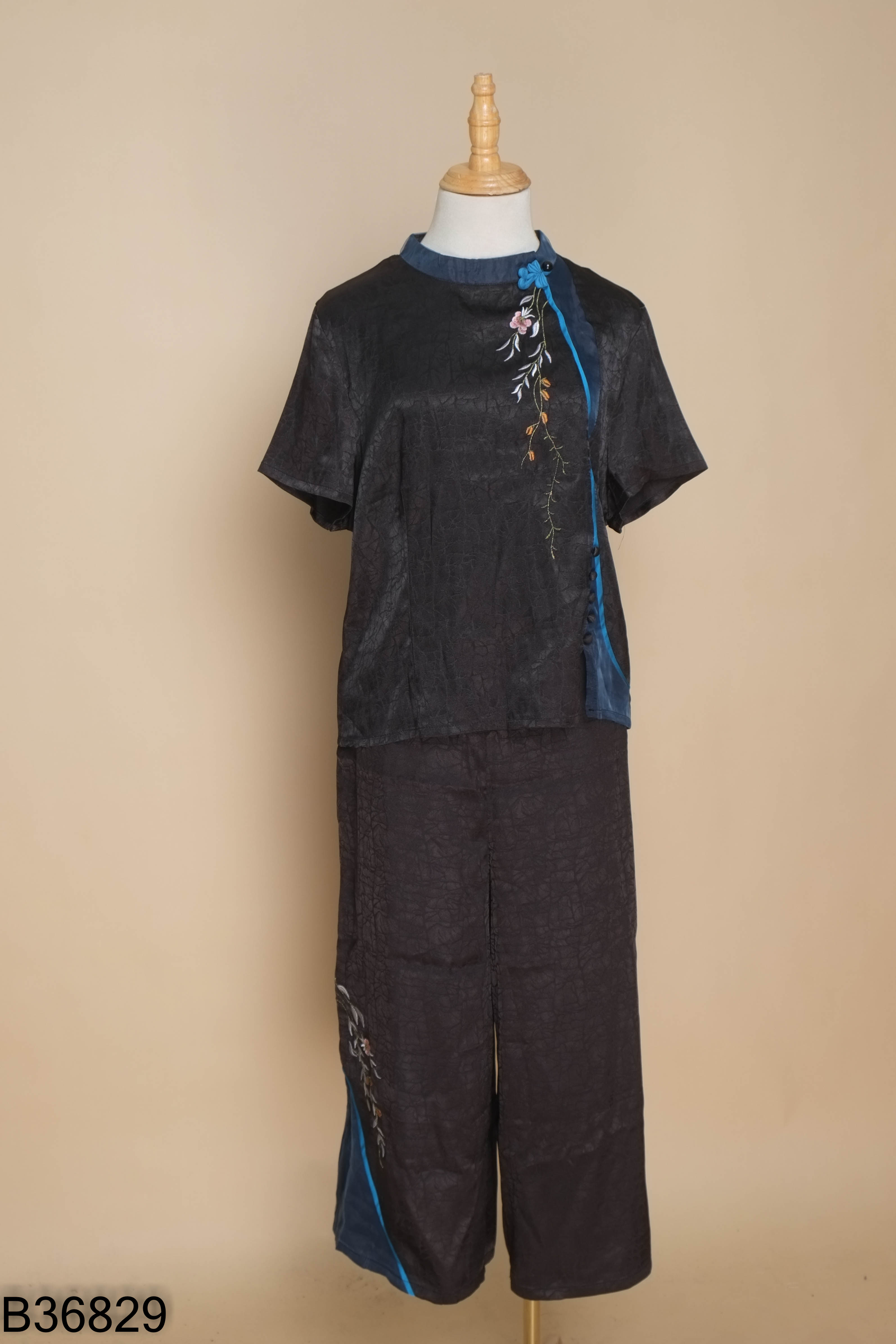 NEWTAG Set lụa đen thêu hoa