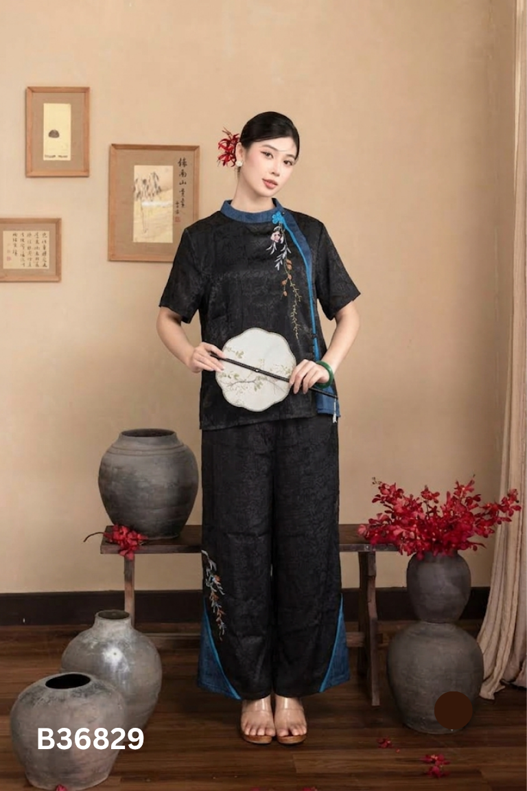 NEWTAG Set lụa đen thêu hoa