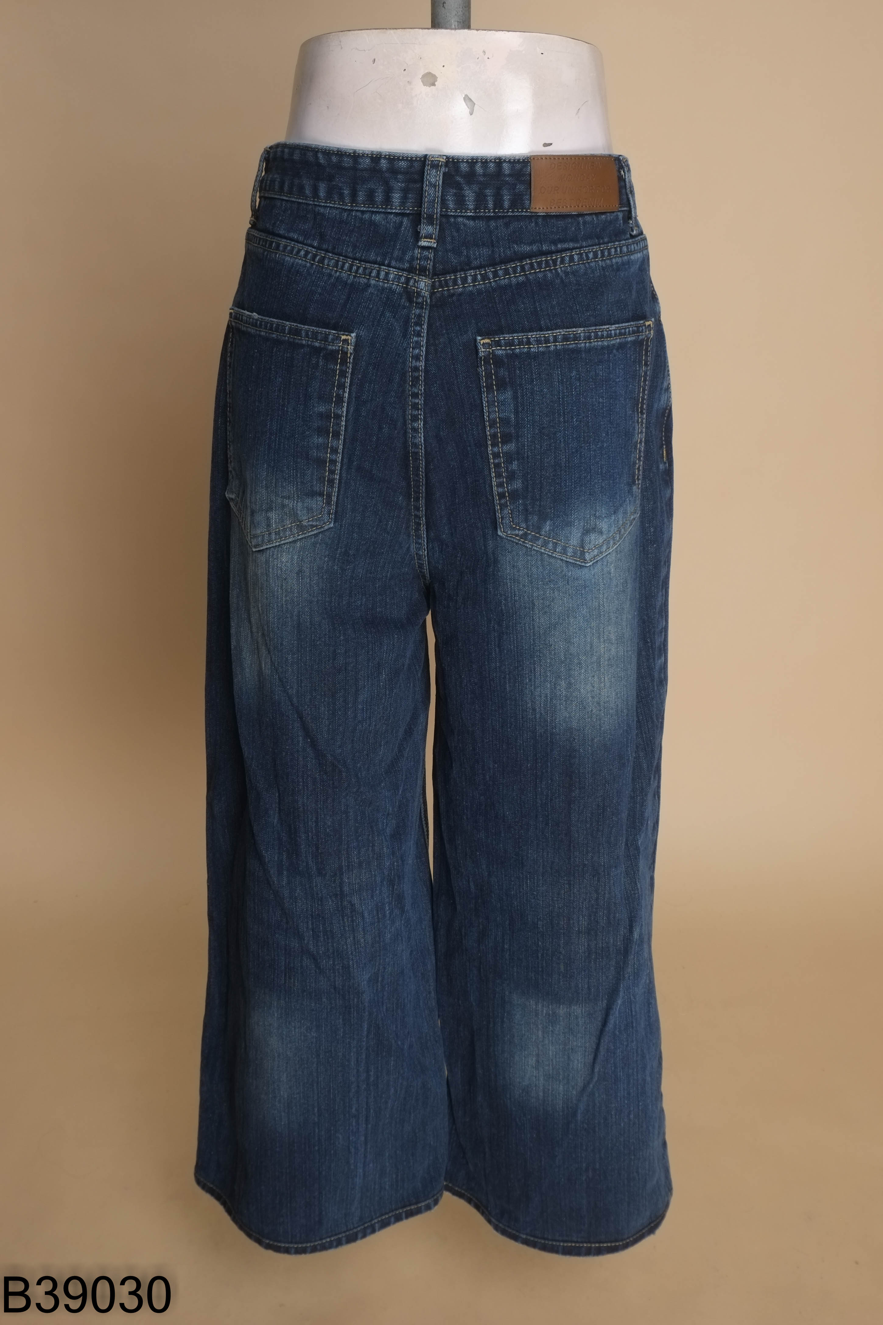 Quần jeans xanh suông