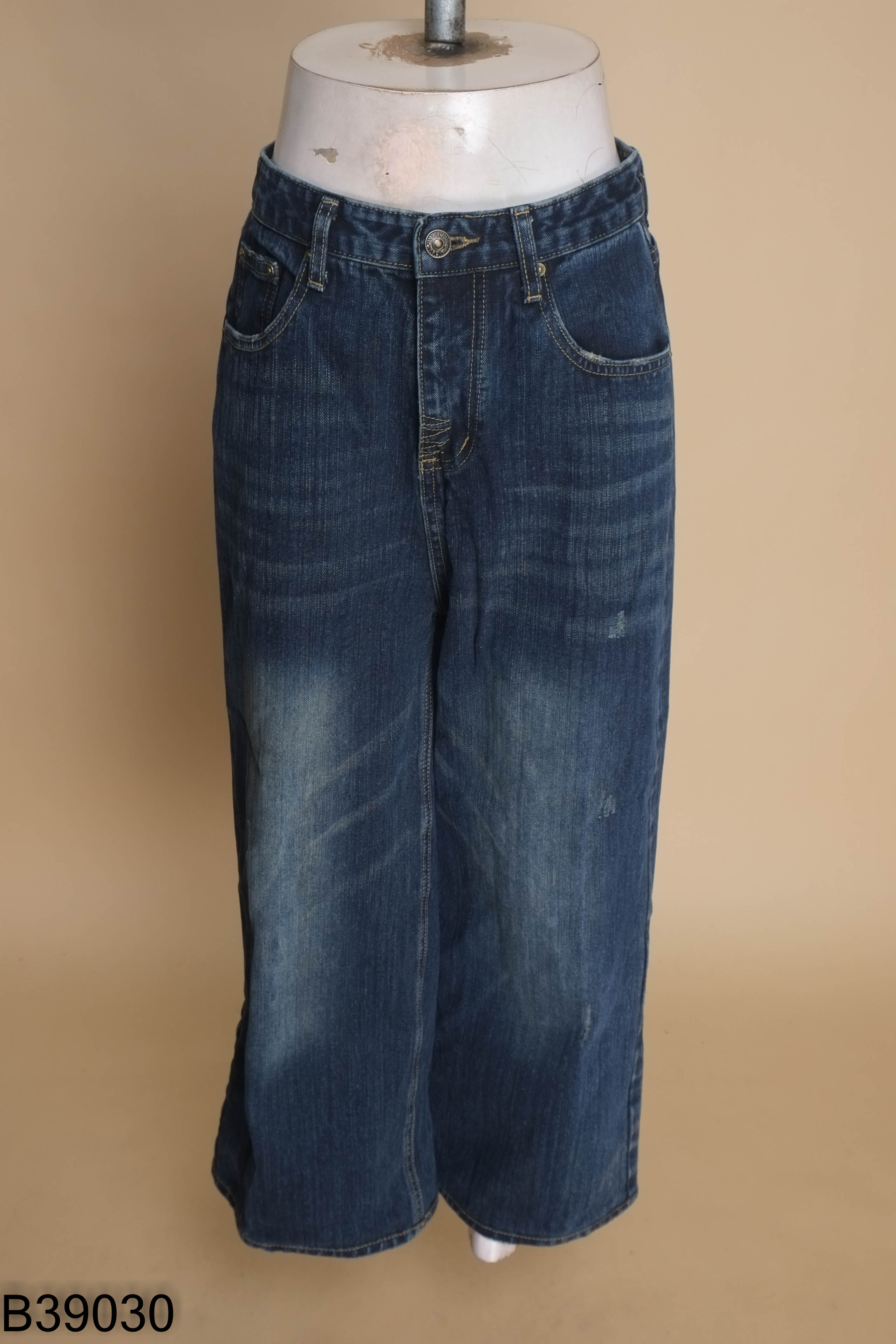 Quần jeans xanh suông