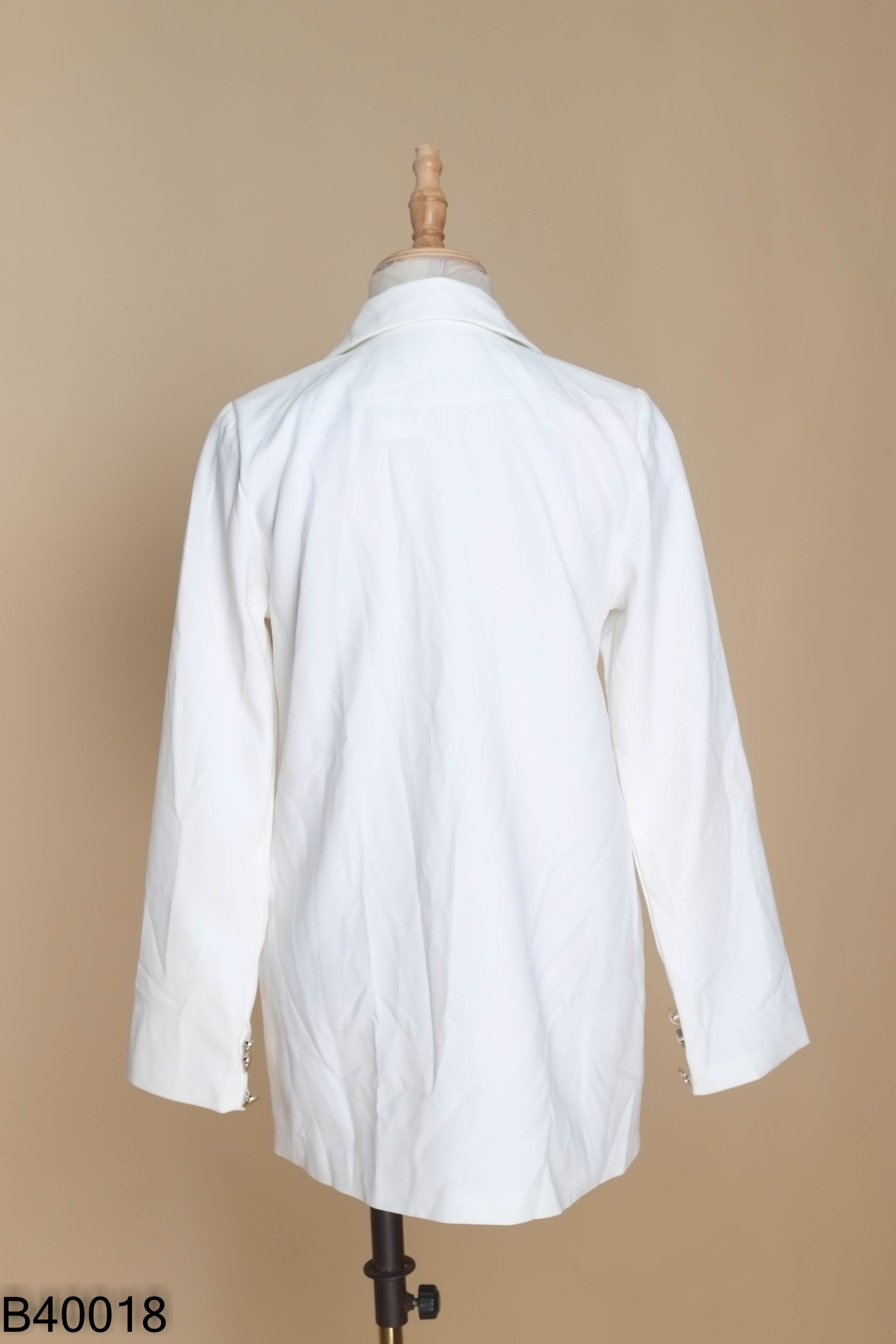 Áo blazer trắng đính đá