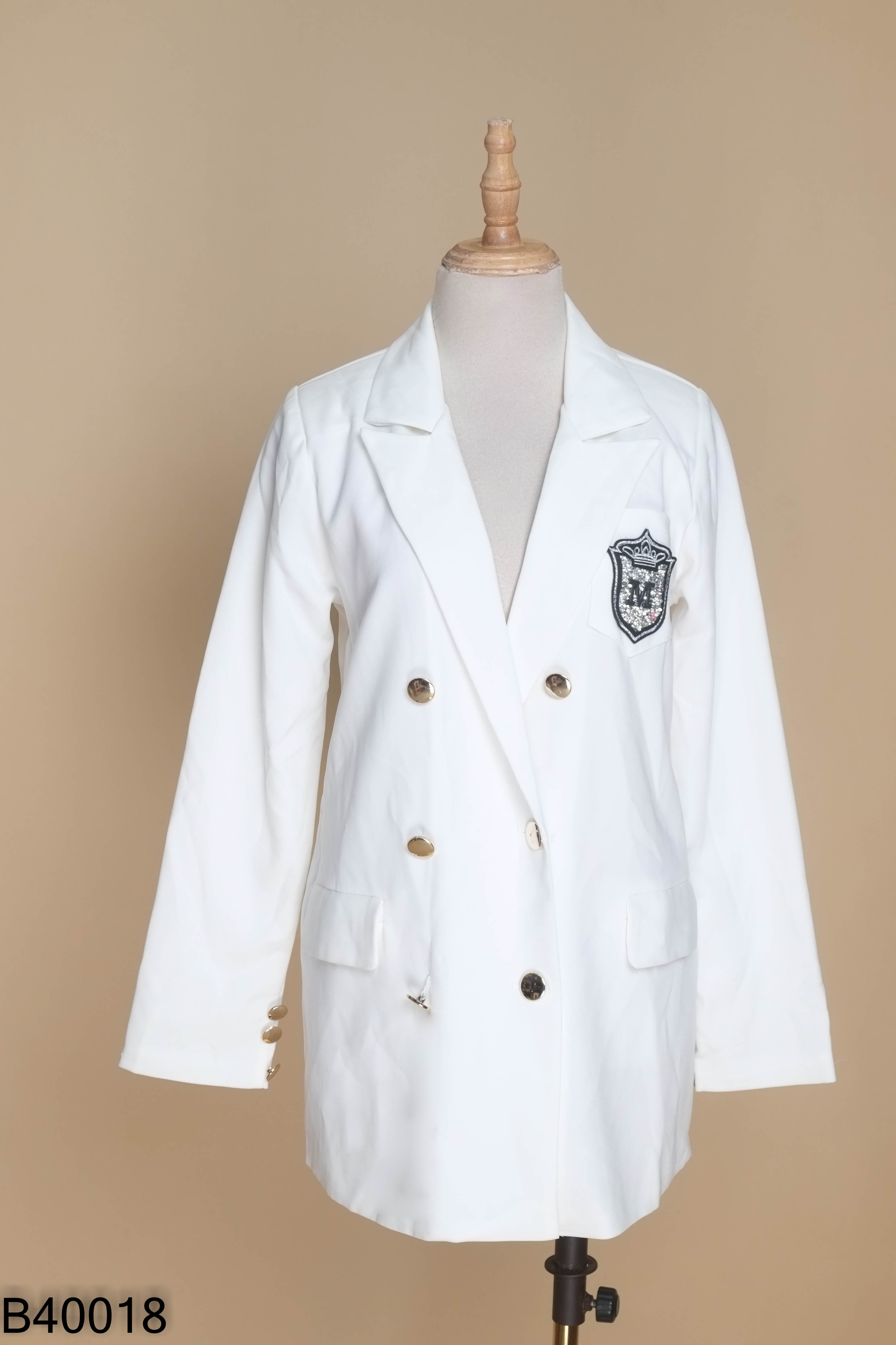 Áo blazer trắng đính đá