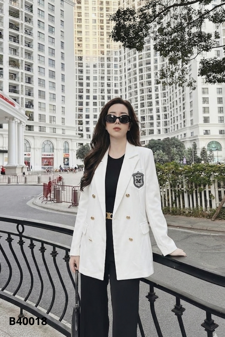 Áo blazer trắng đính đá