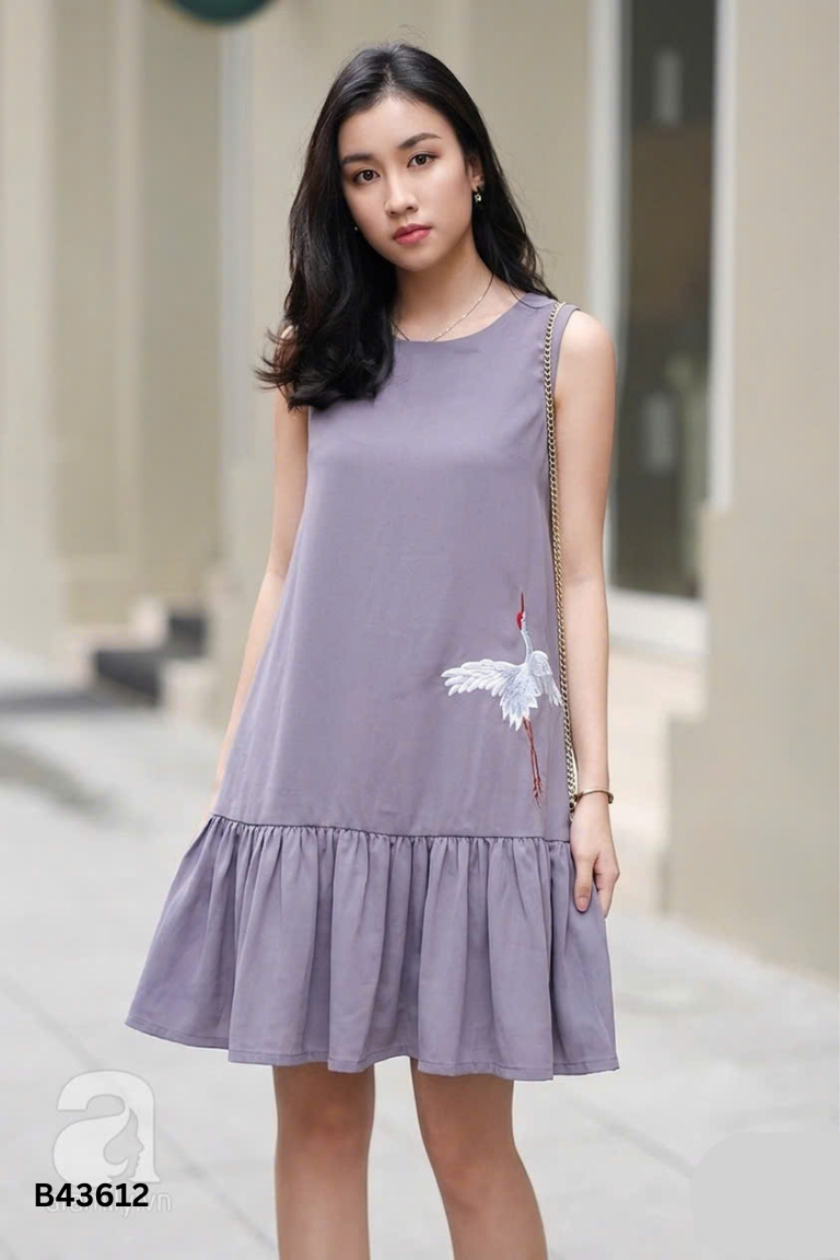 Váy lụa xám thêu họa tiết