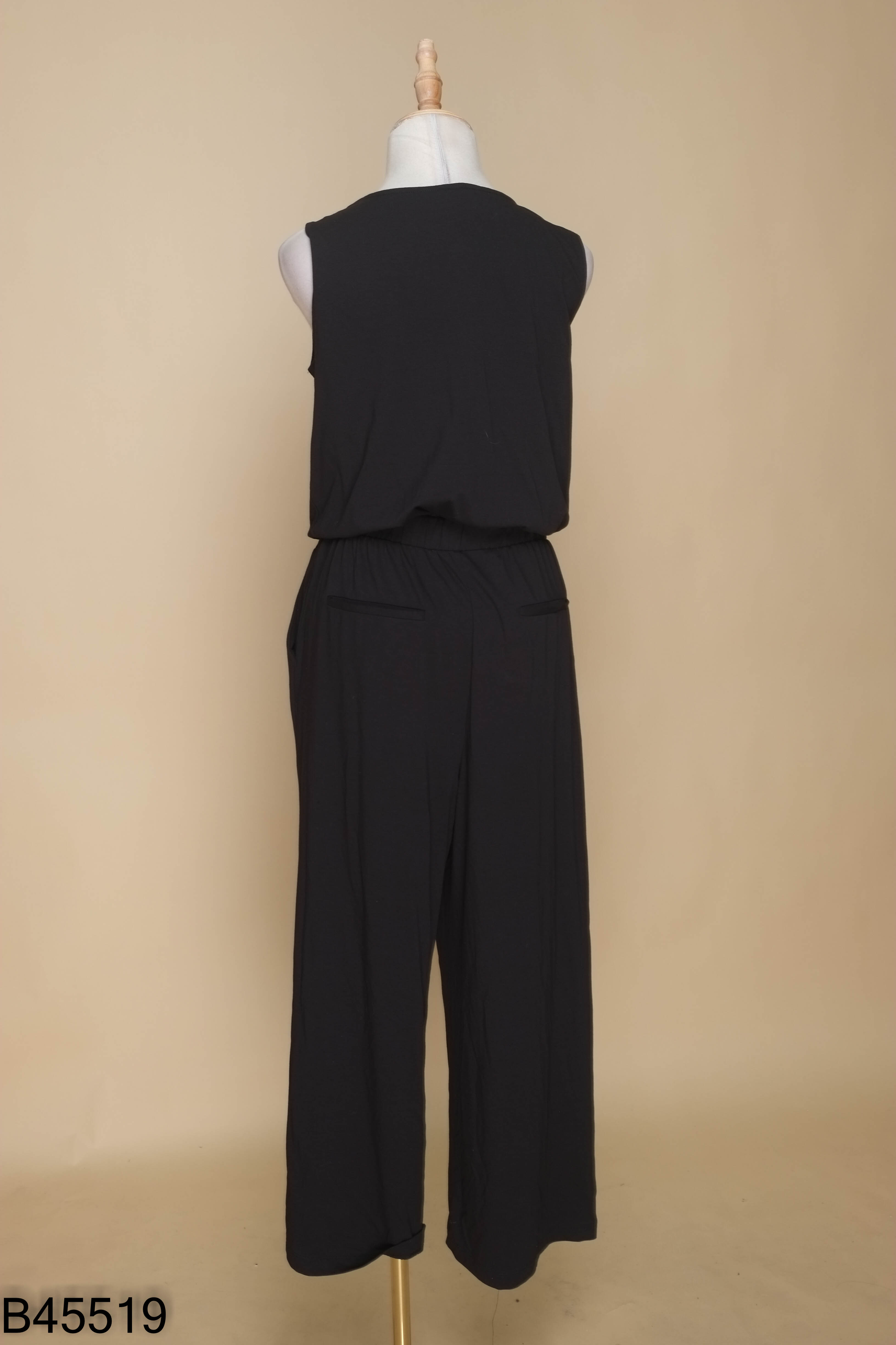 Jump UNIQLO quần đen cổ tim
