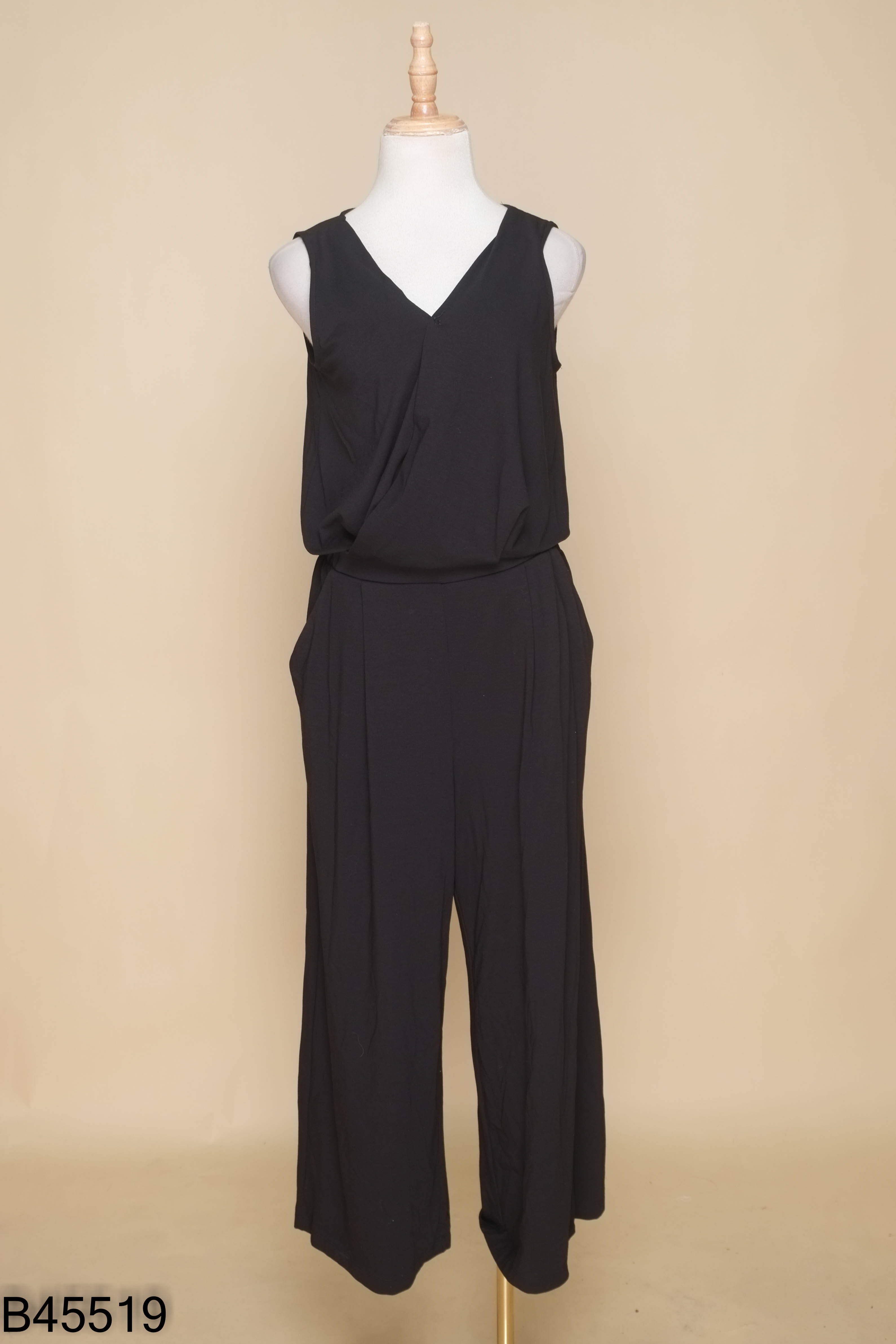 Jump UNIQLO quần đen cổ tim