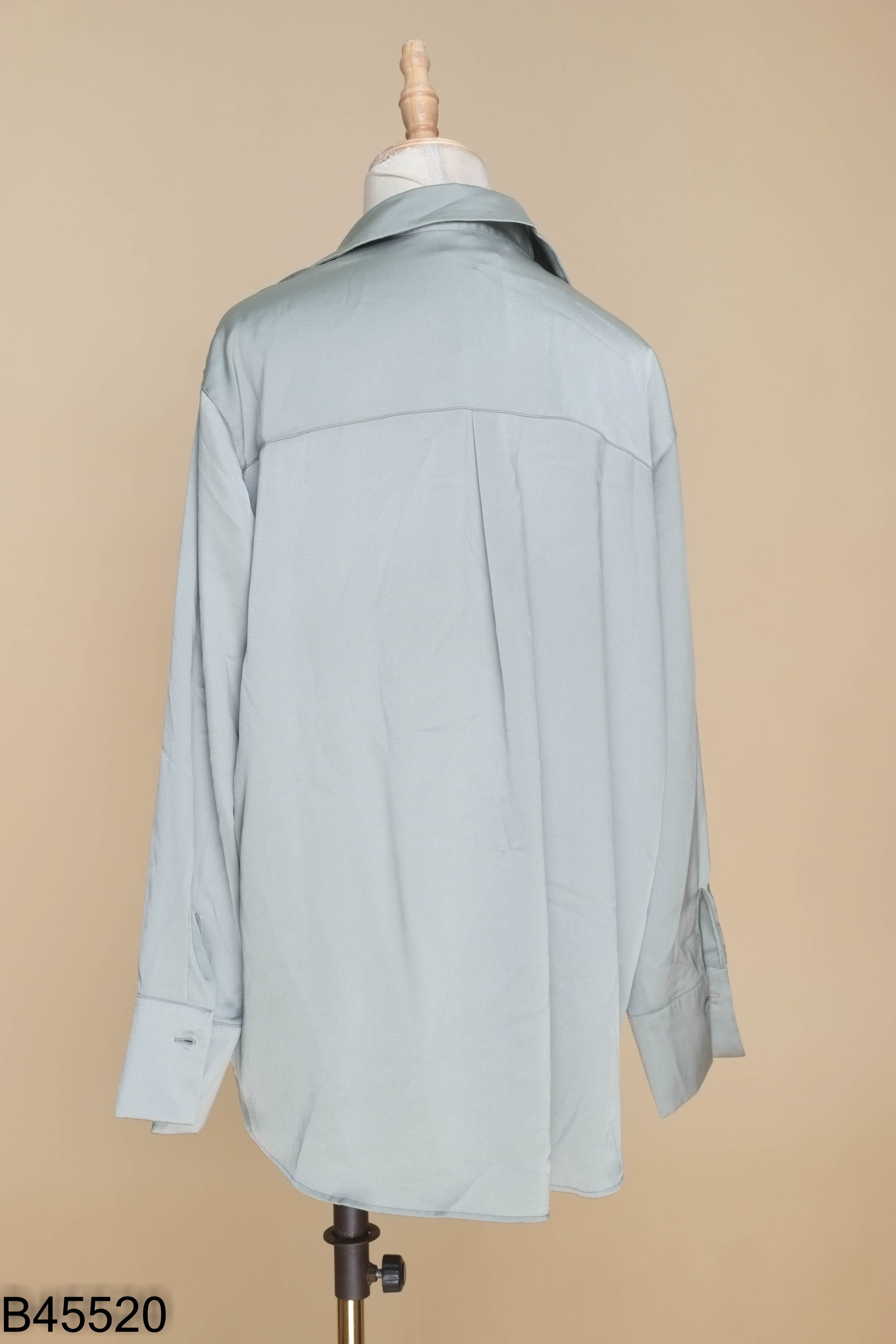 Áo sơ mi lụa xanh UNIQLO trơn