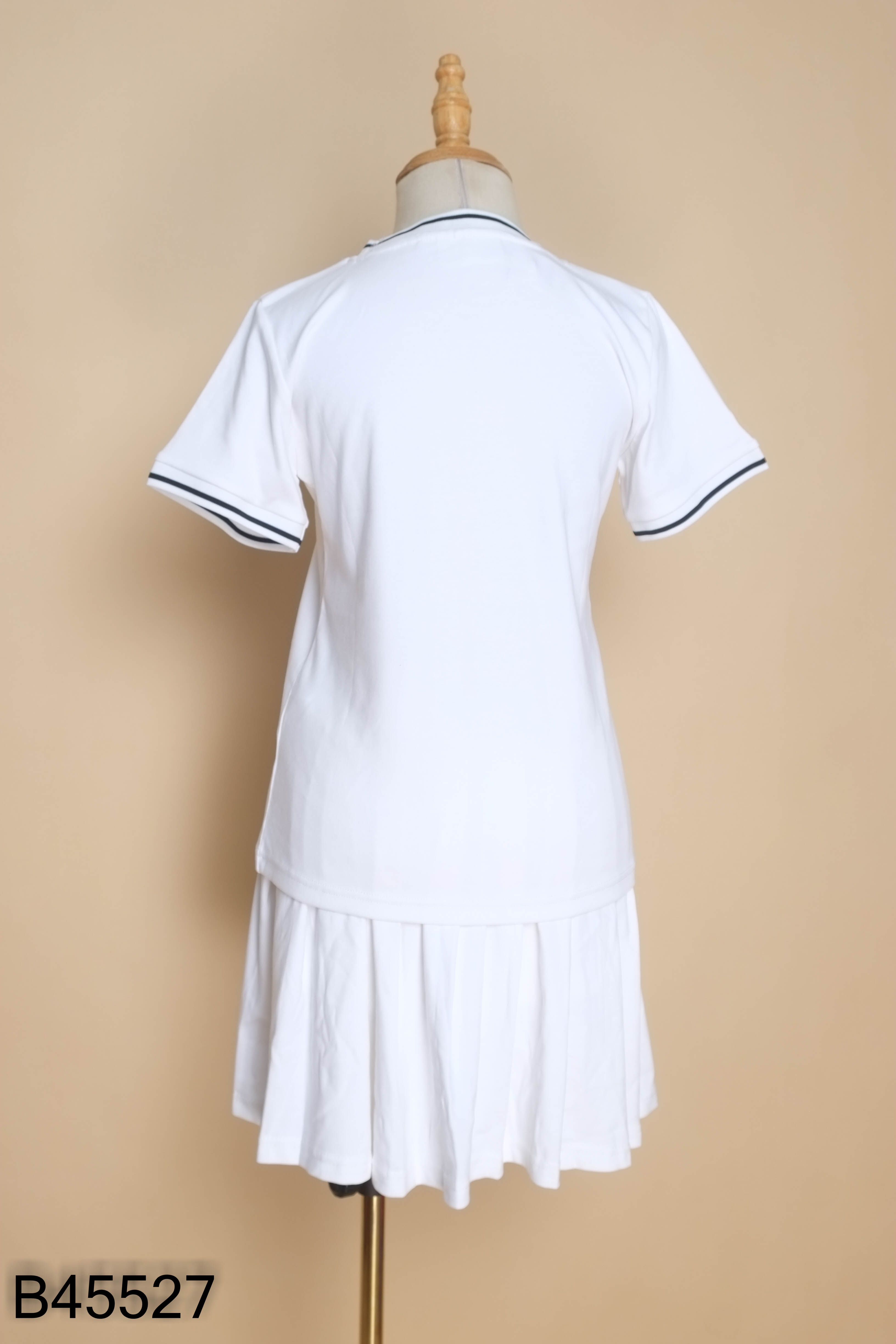 NEWTAG Set trắng áo thun + chân váy