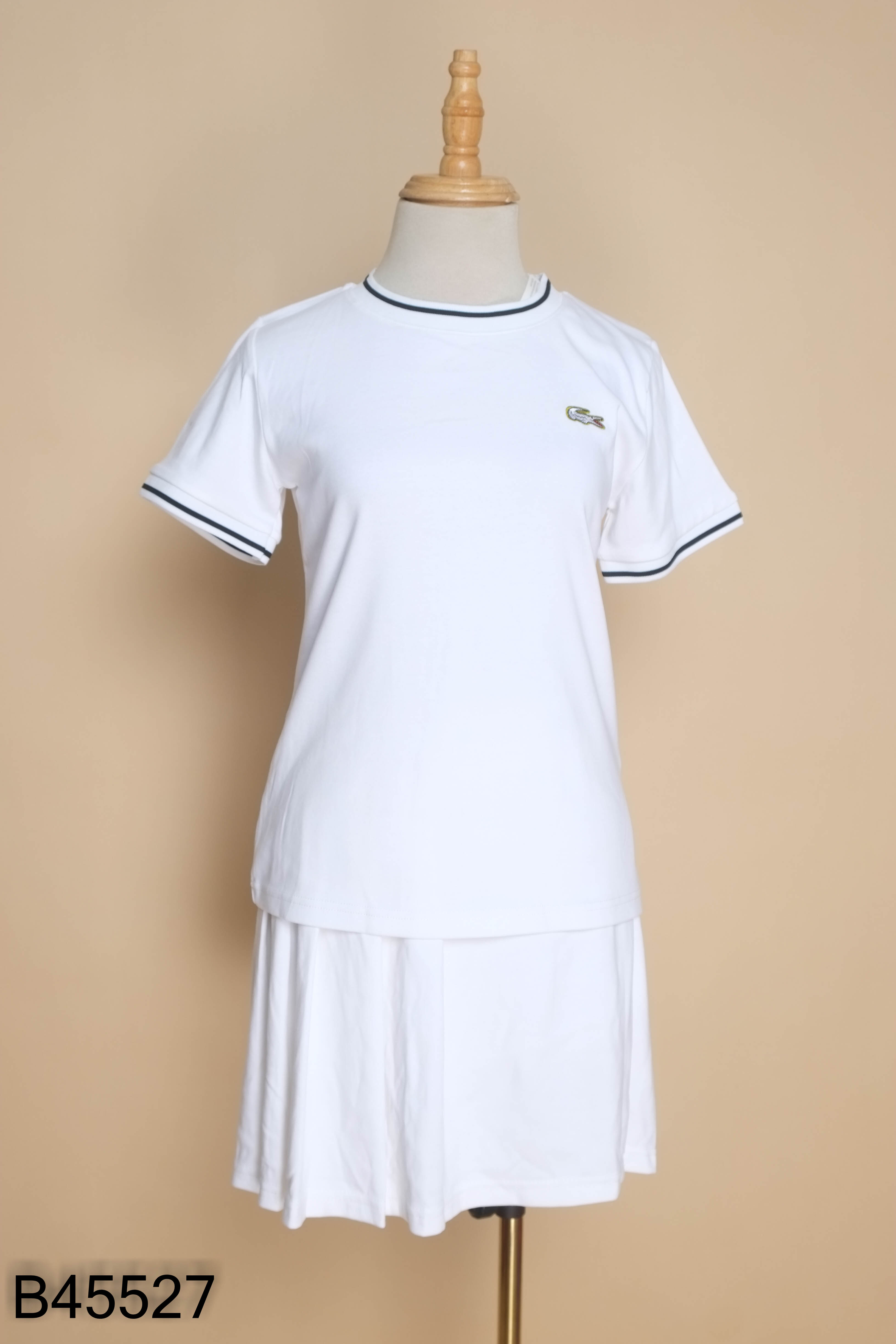 NEWTAG Set trắng áo thun + chân váy