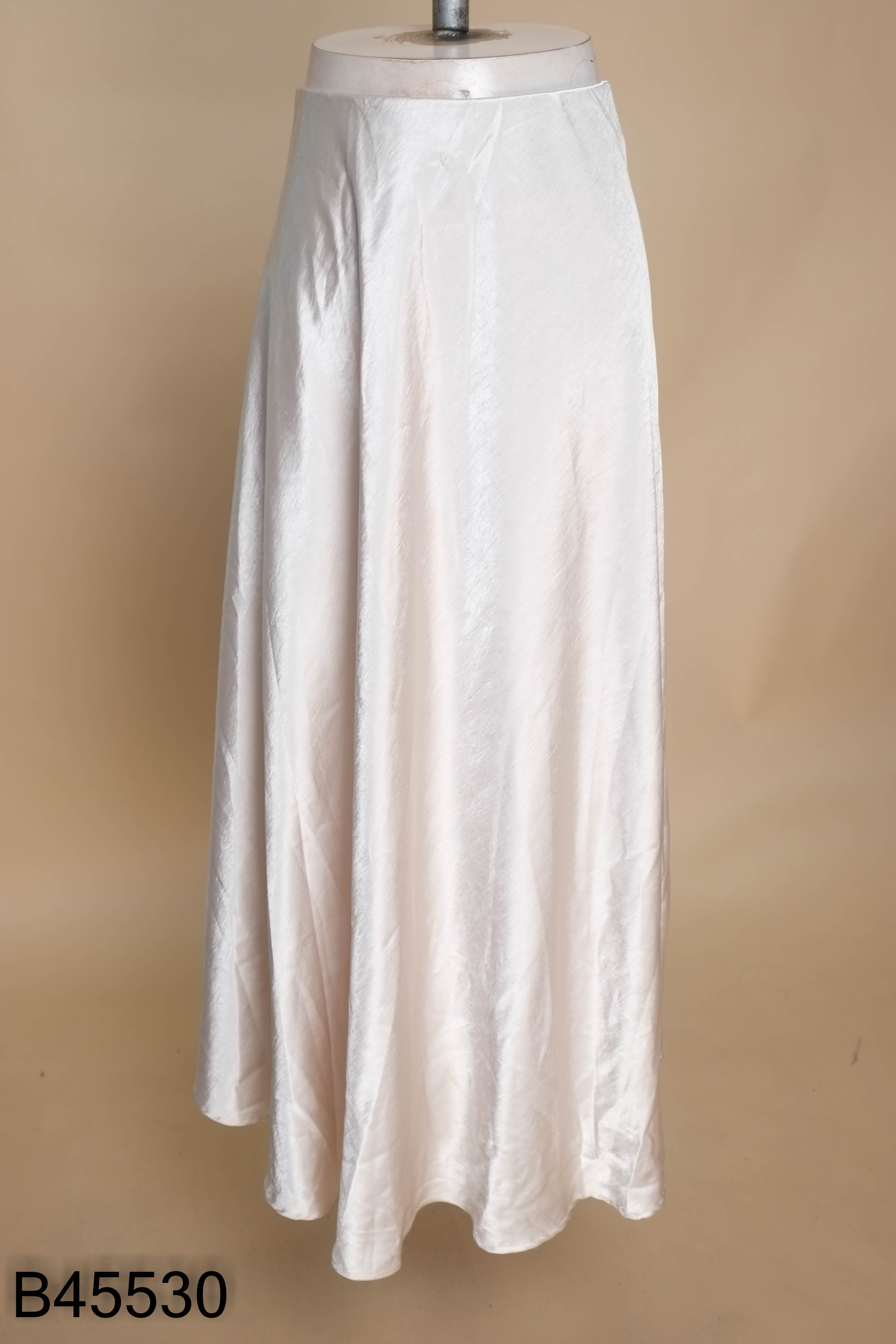 Chân váy lụa be