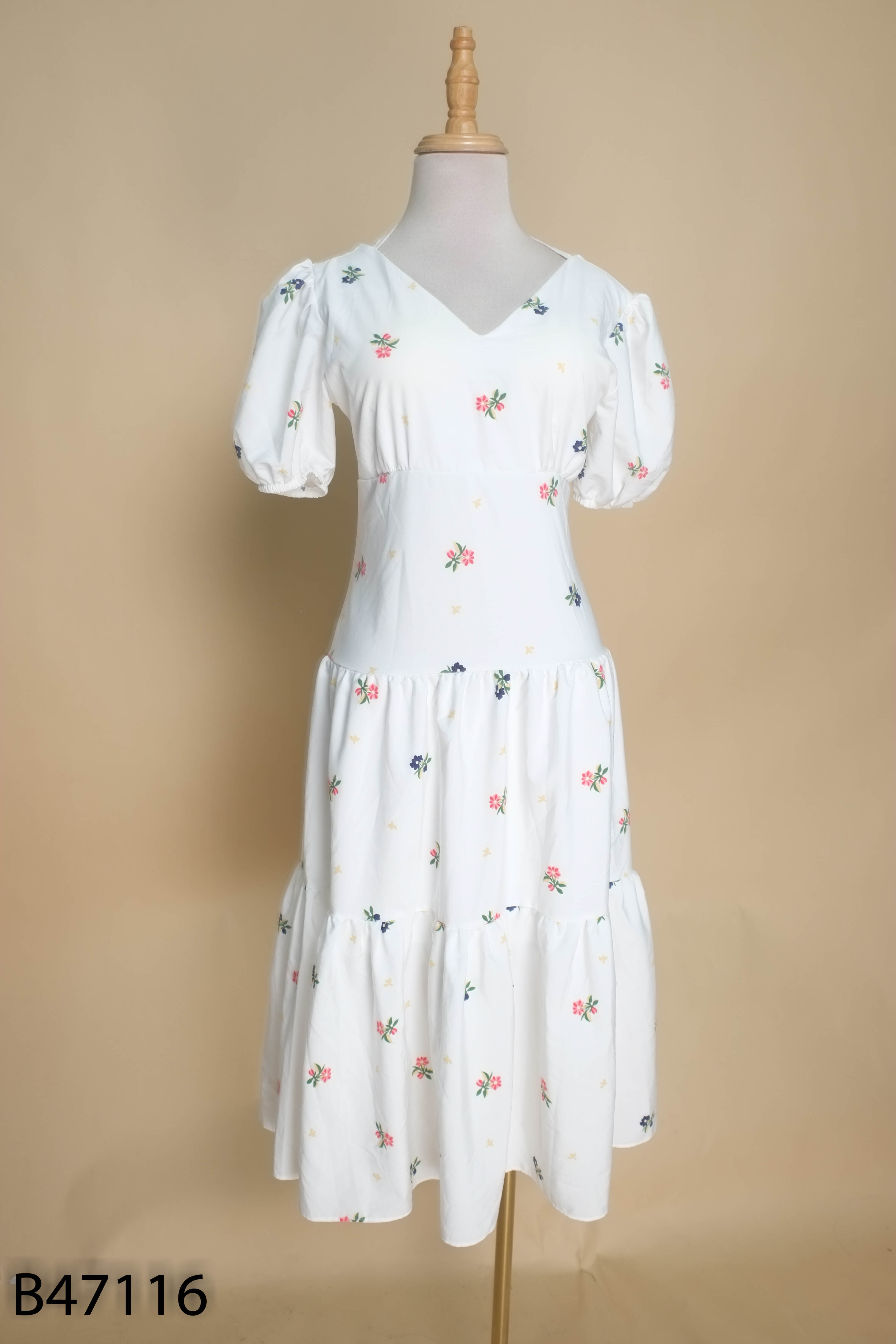 Váy trắng hoa cổ tim