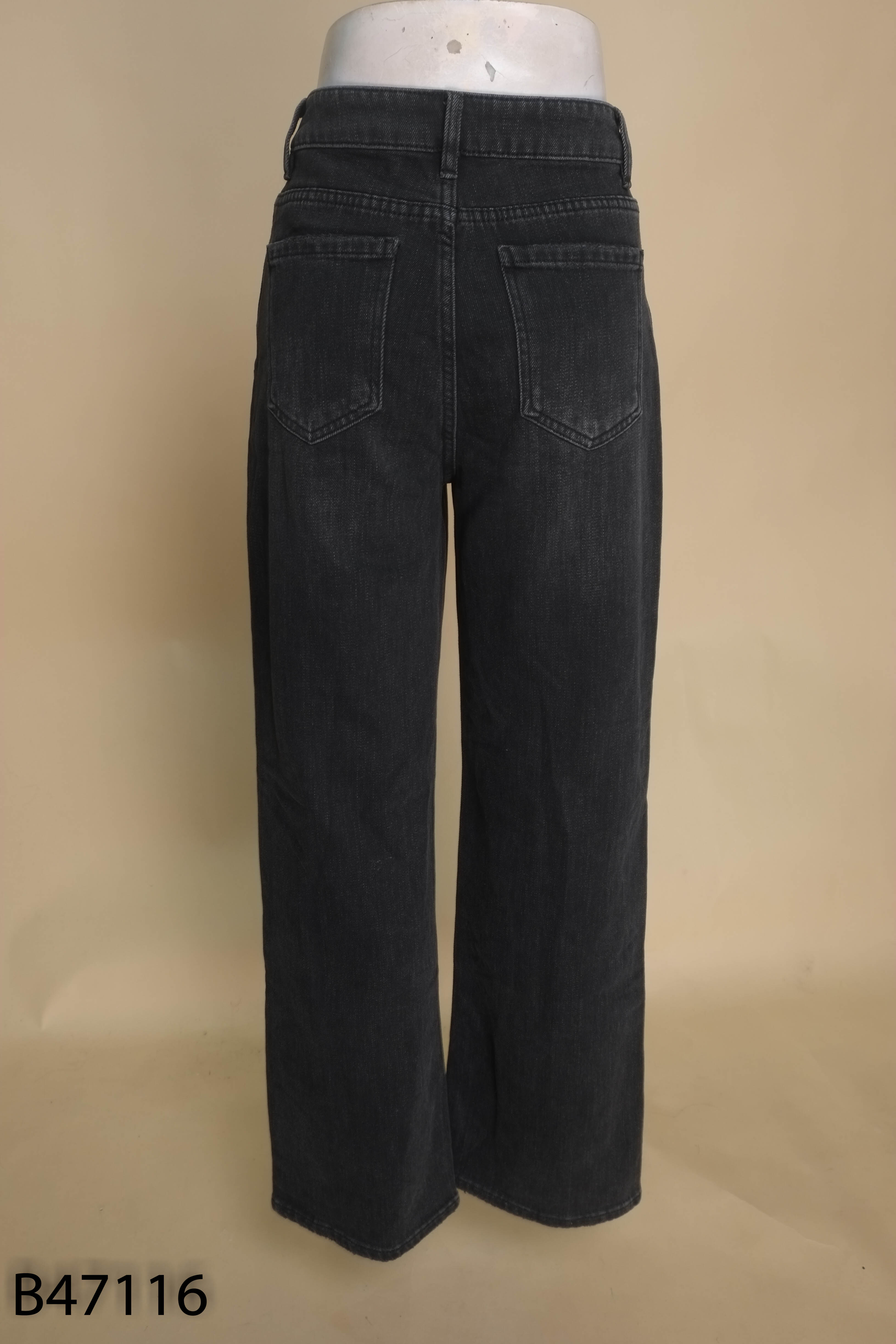 Quần jeans đen suông