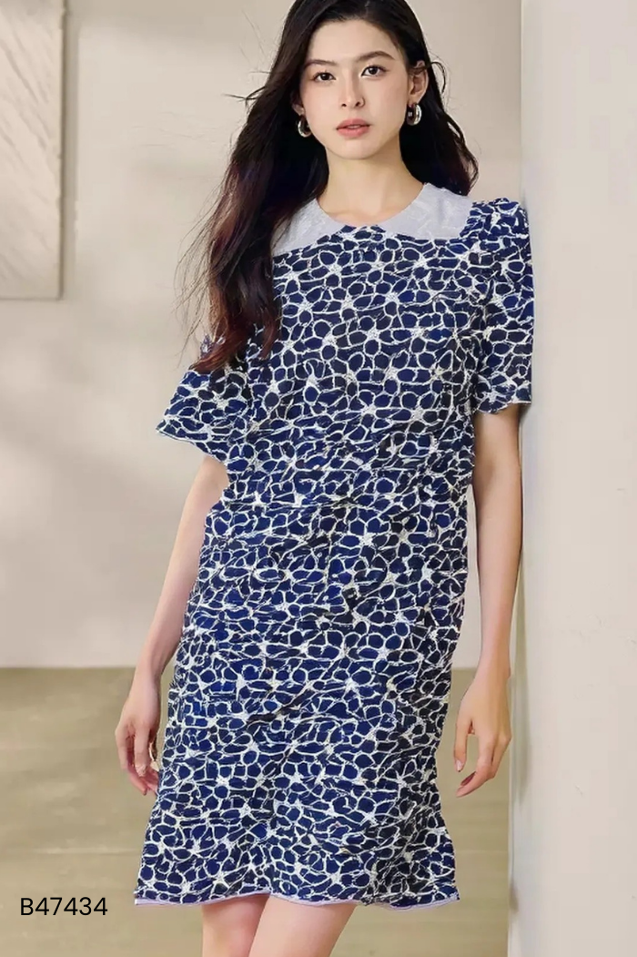 Váy đen hoạ tiết hoa be