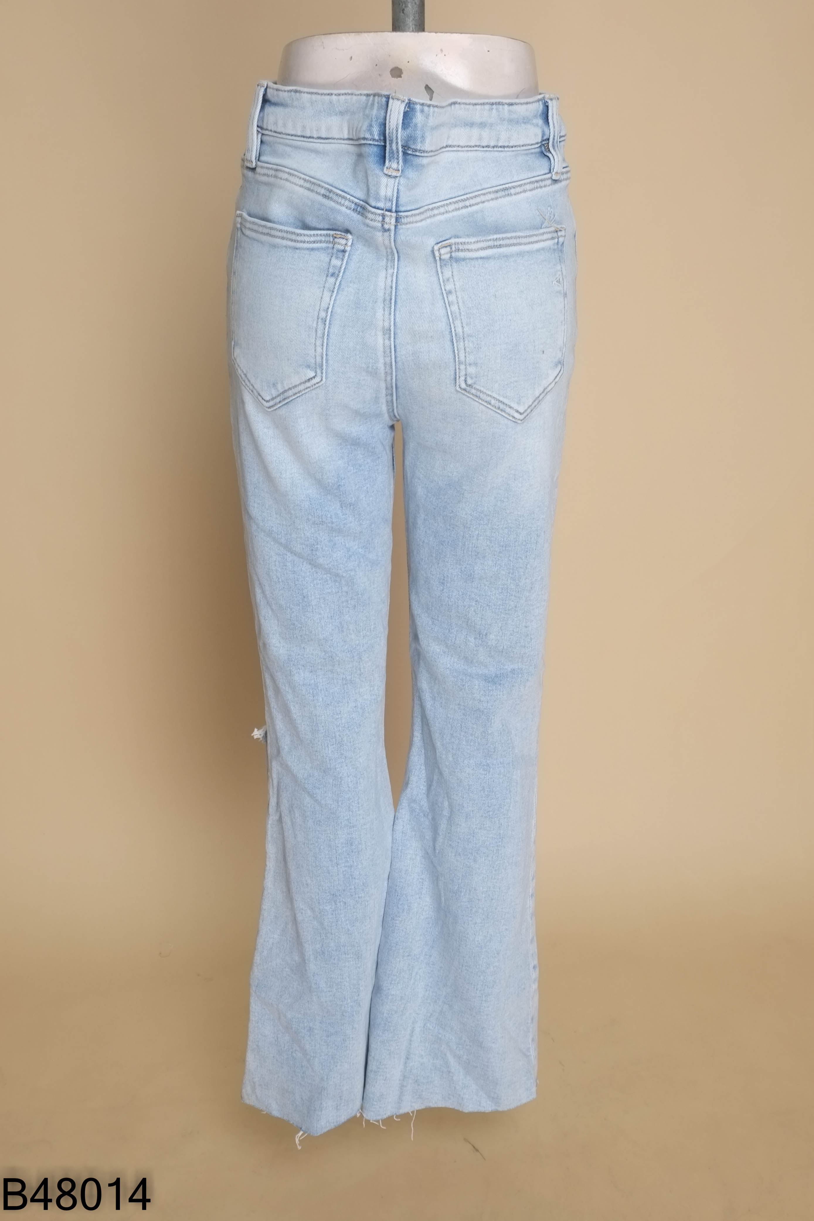 Quần jeans xanh rách