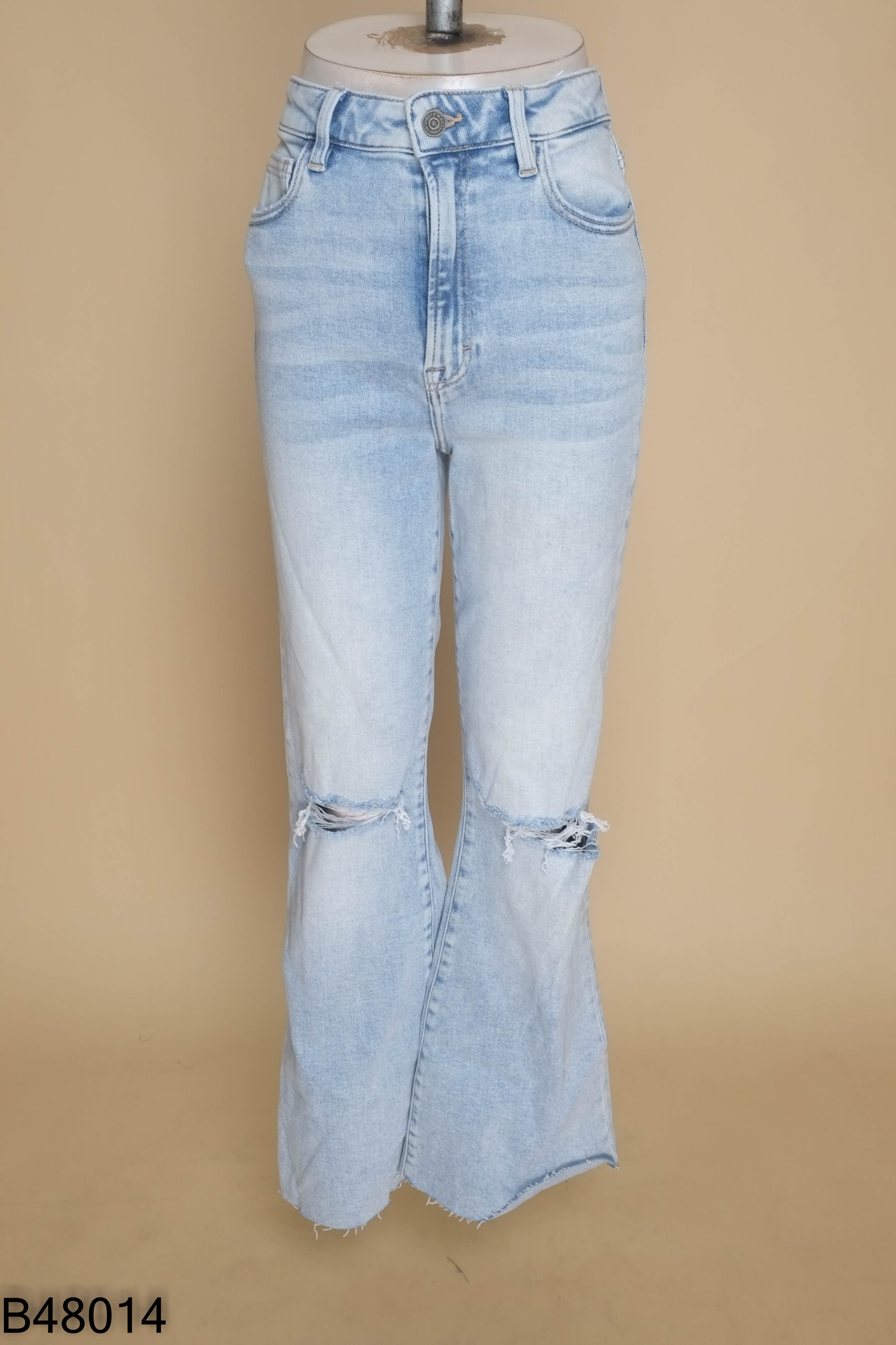 Quần jeans xanh rách