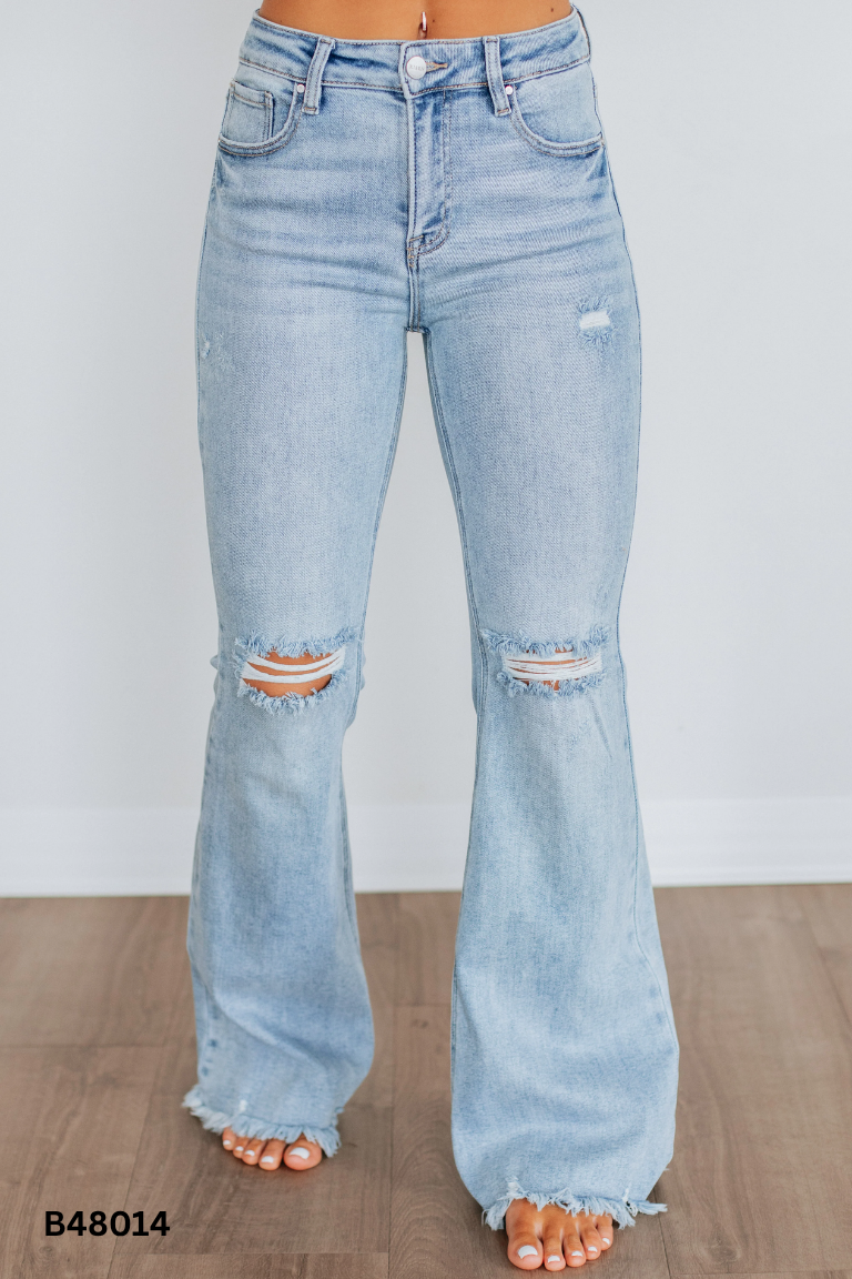 Quần jeans xanh rách