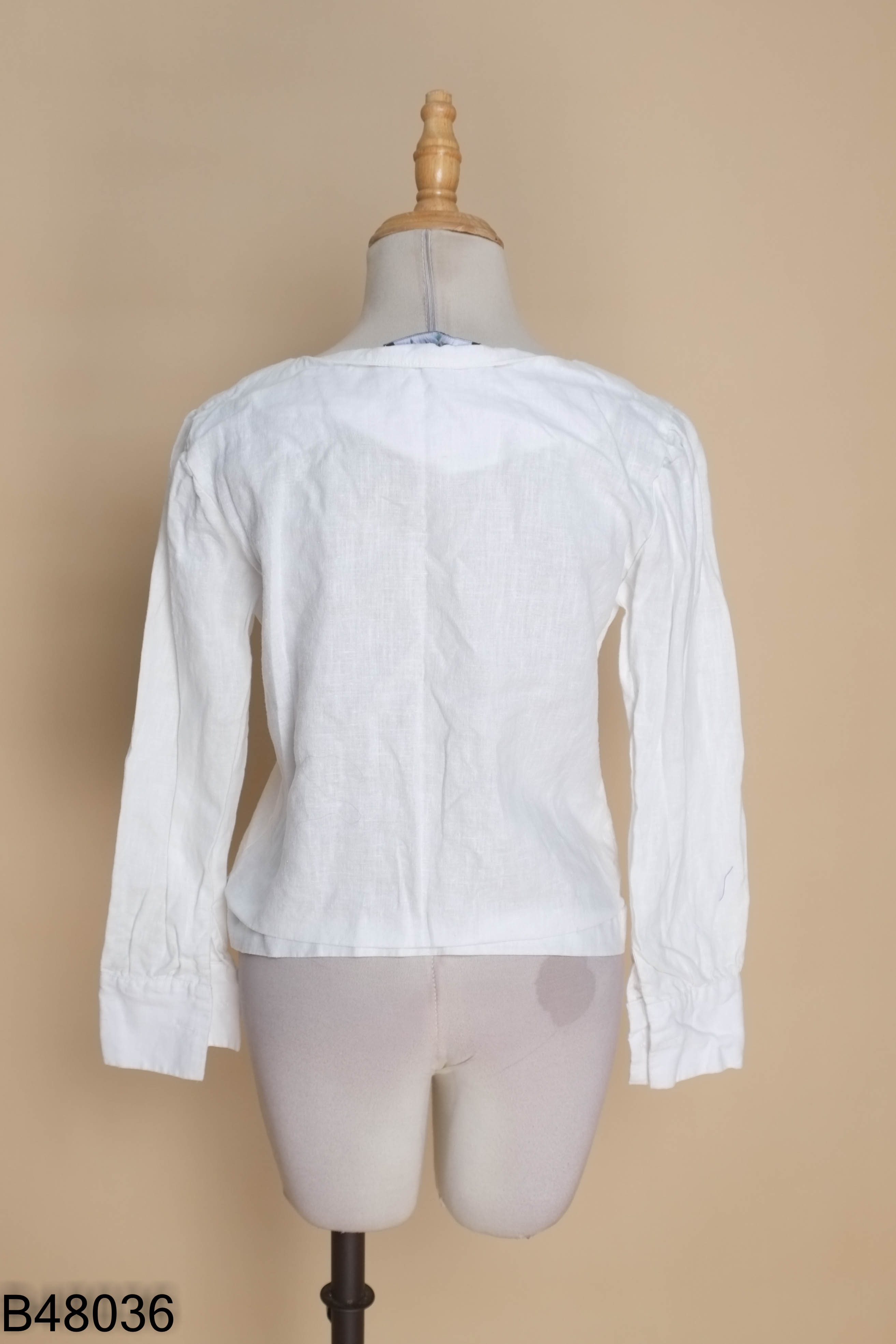 Áo linen trắng phối cúc