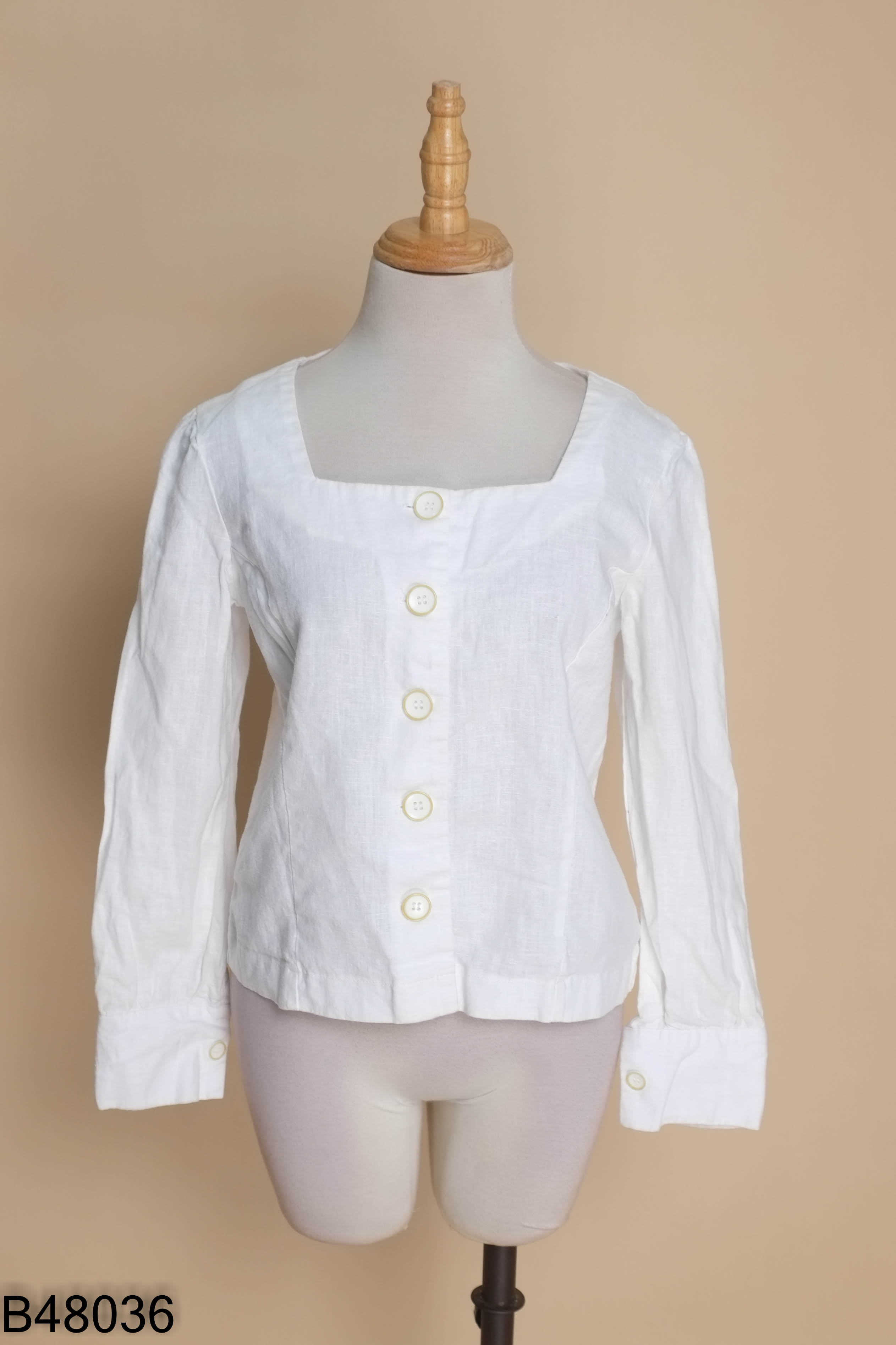 Áo linen trắng phối cúc