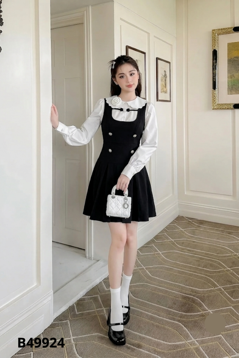 Váy đen sát nách phối cúc sáng