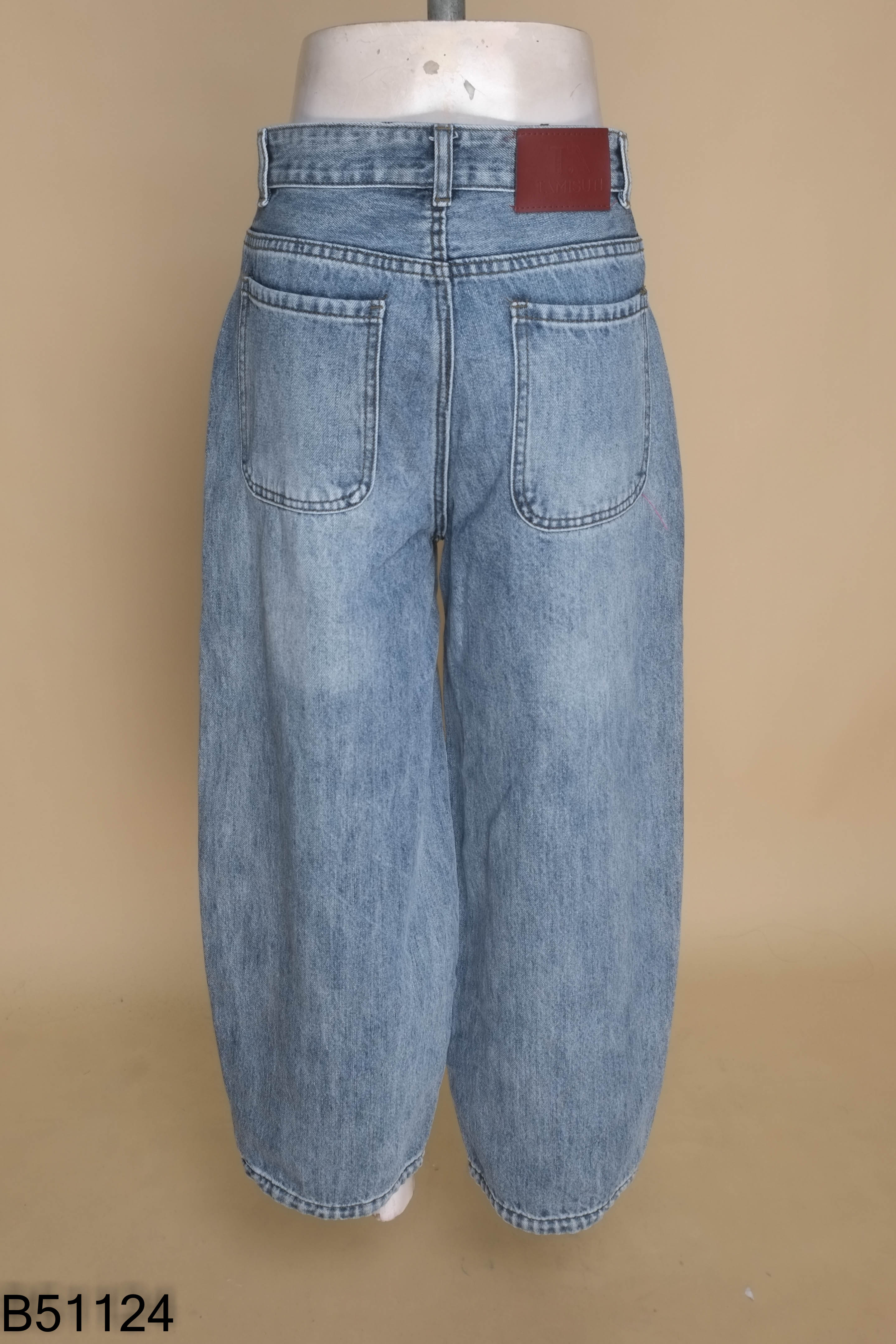 Quần jeans xanh nhạt