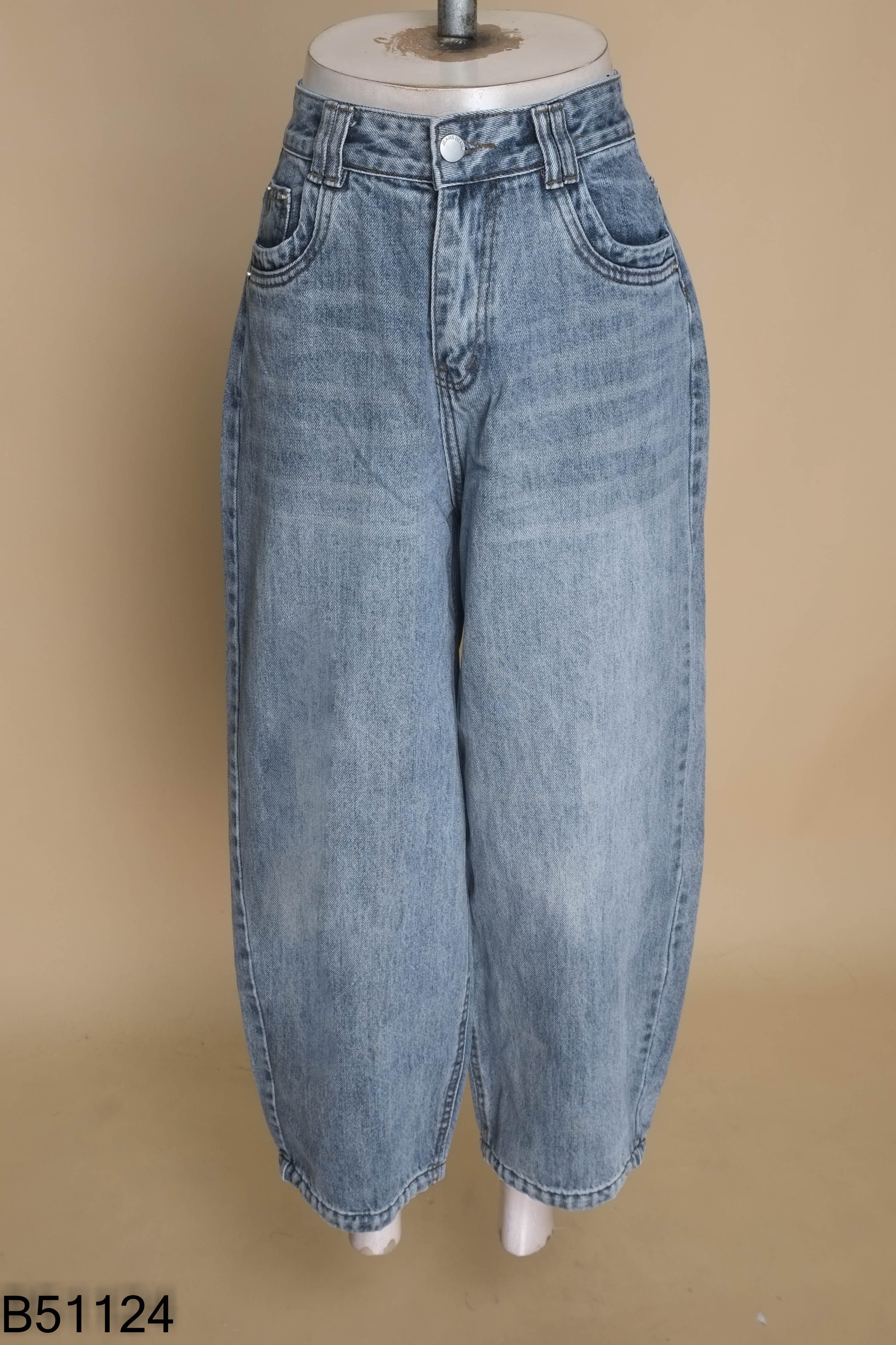 Quần jeans xanh nhạt