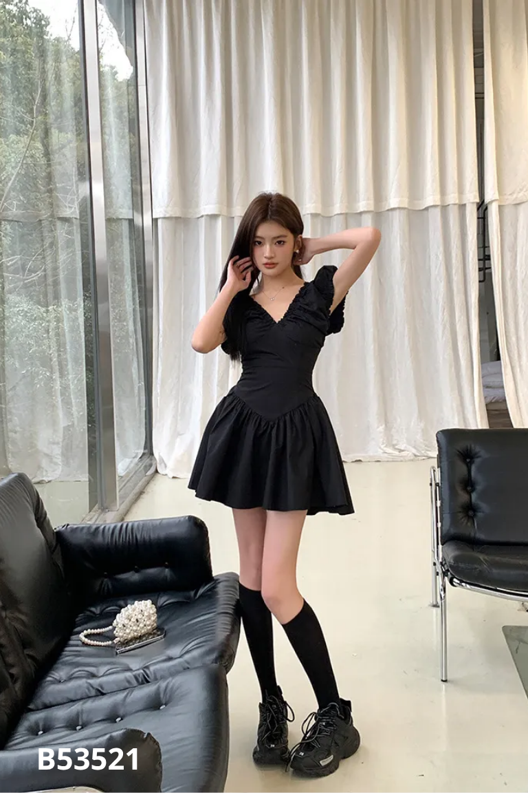 NEWTAG Váy đen PUSUMEDE chun cổ V