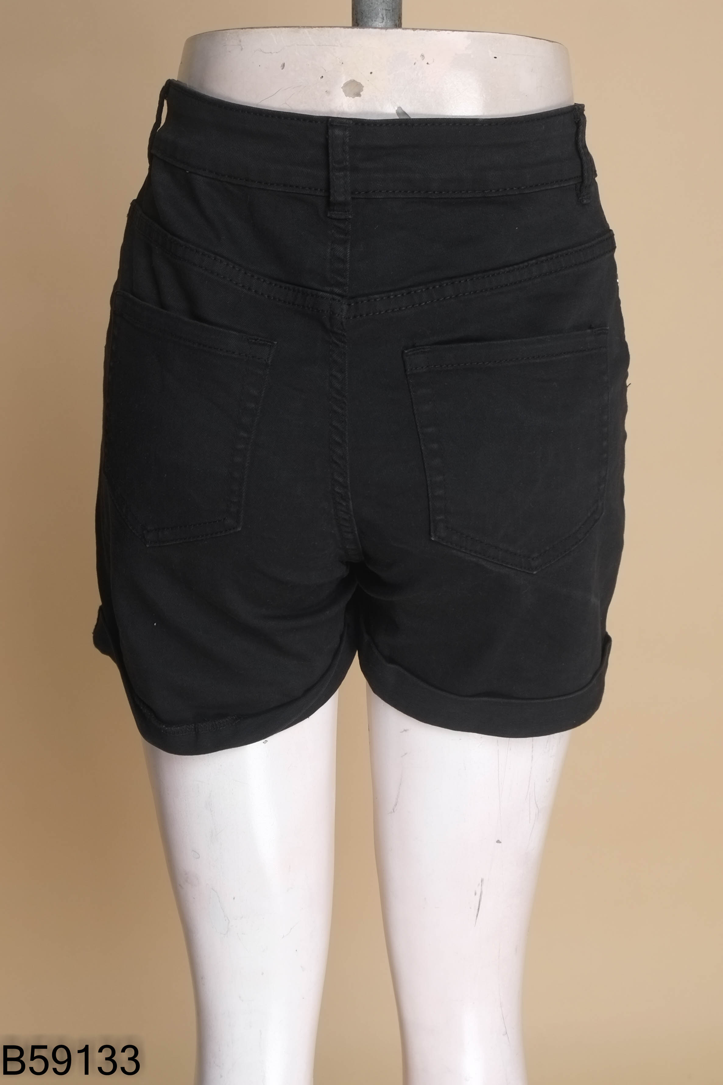 Quần shorts đen LEIKA