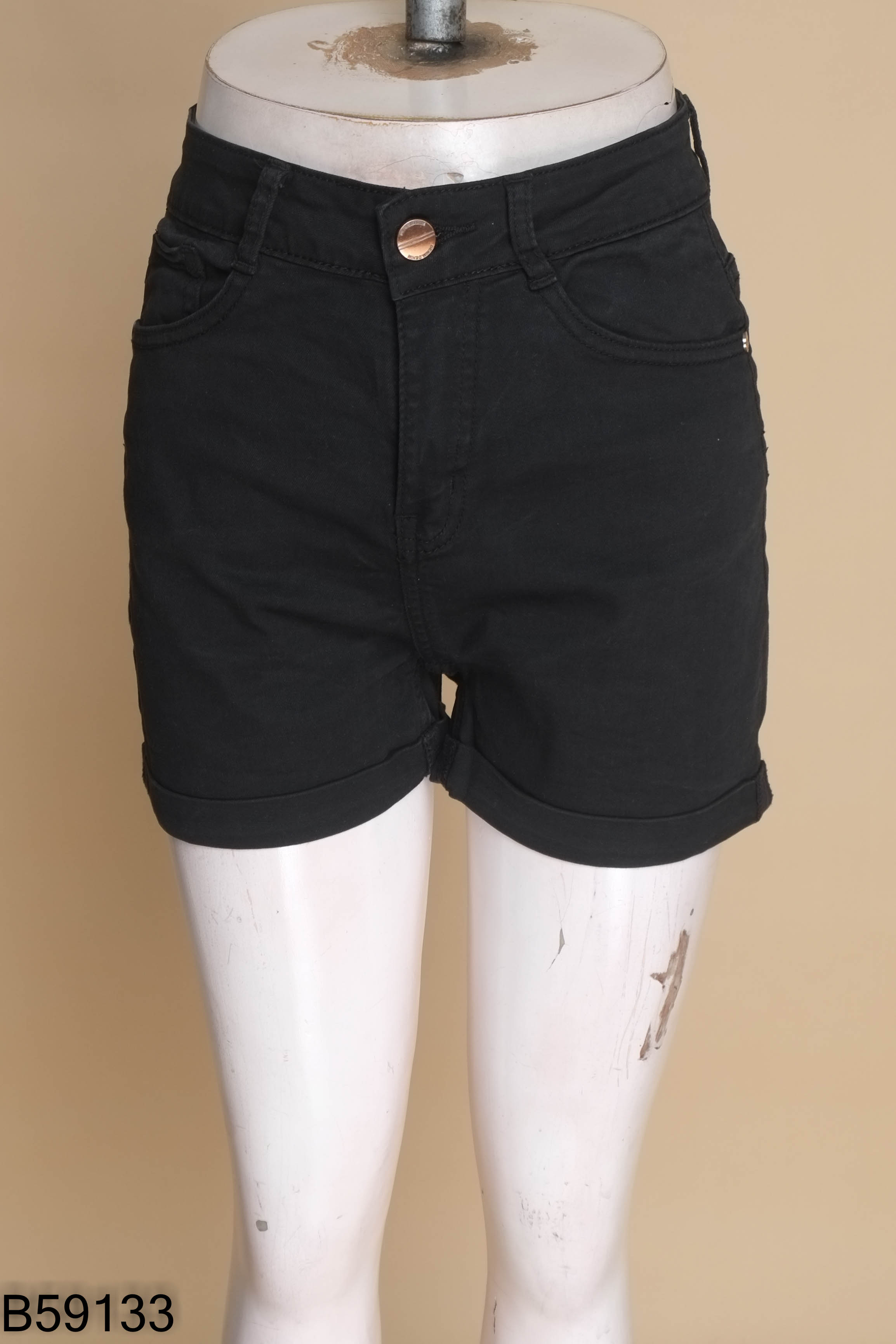 Quần shorts đen LEIKA