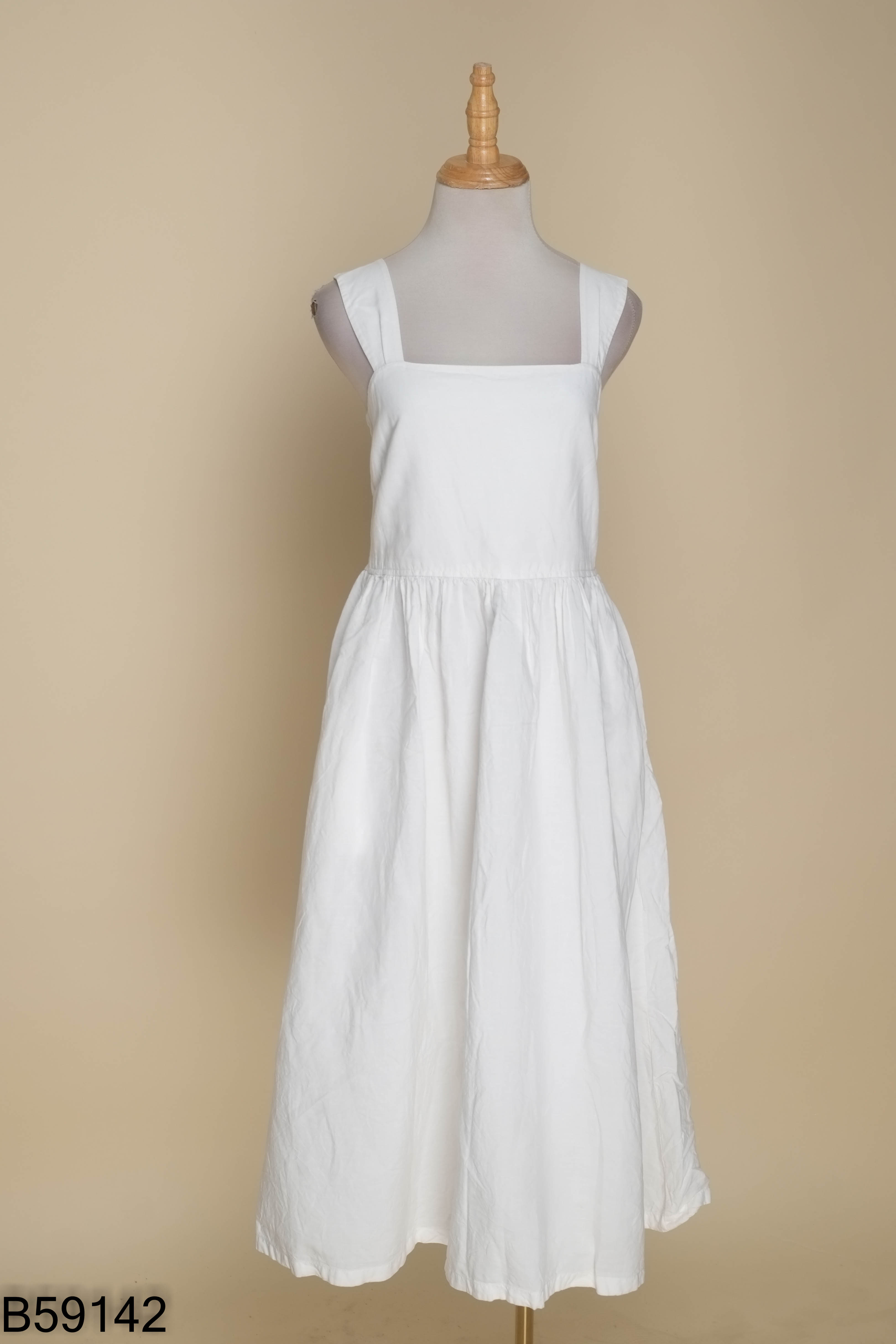 Váy UNIQLO trắng 2 dây bo chun lưng