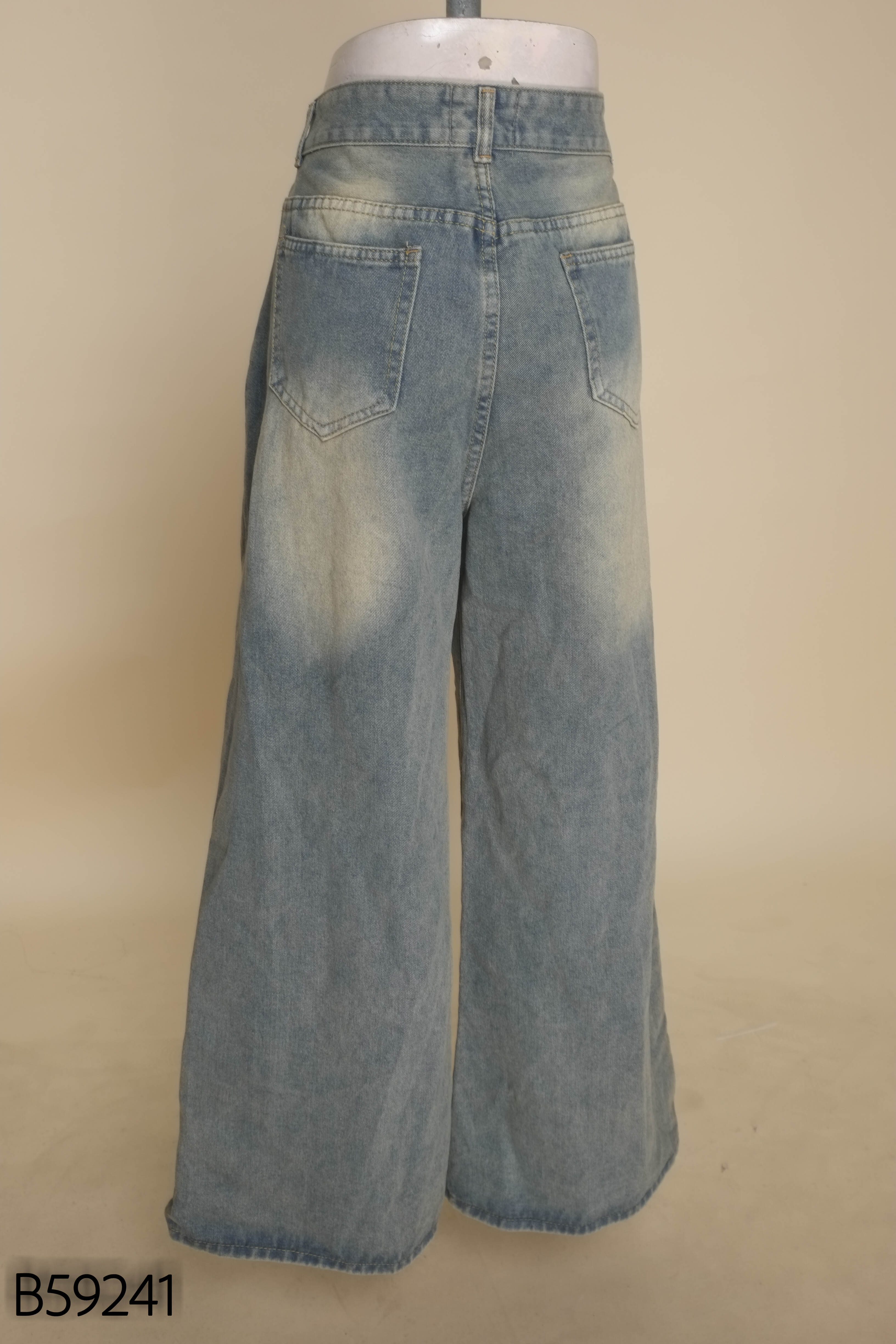 Quần jeans xanh suông