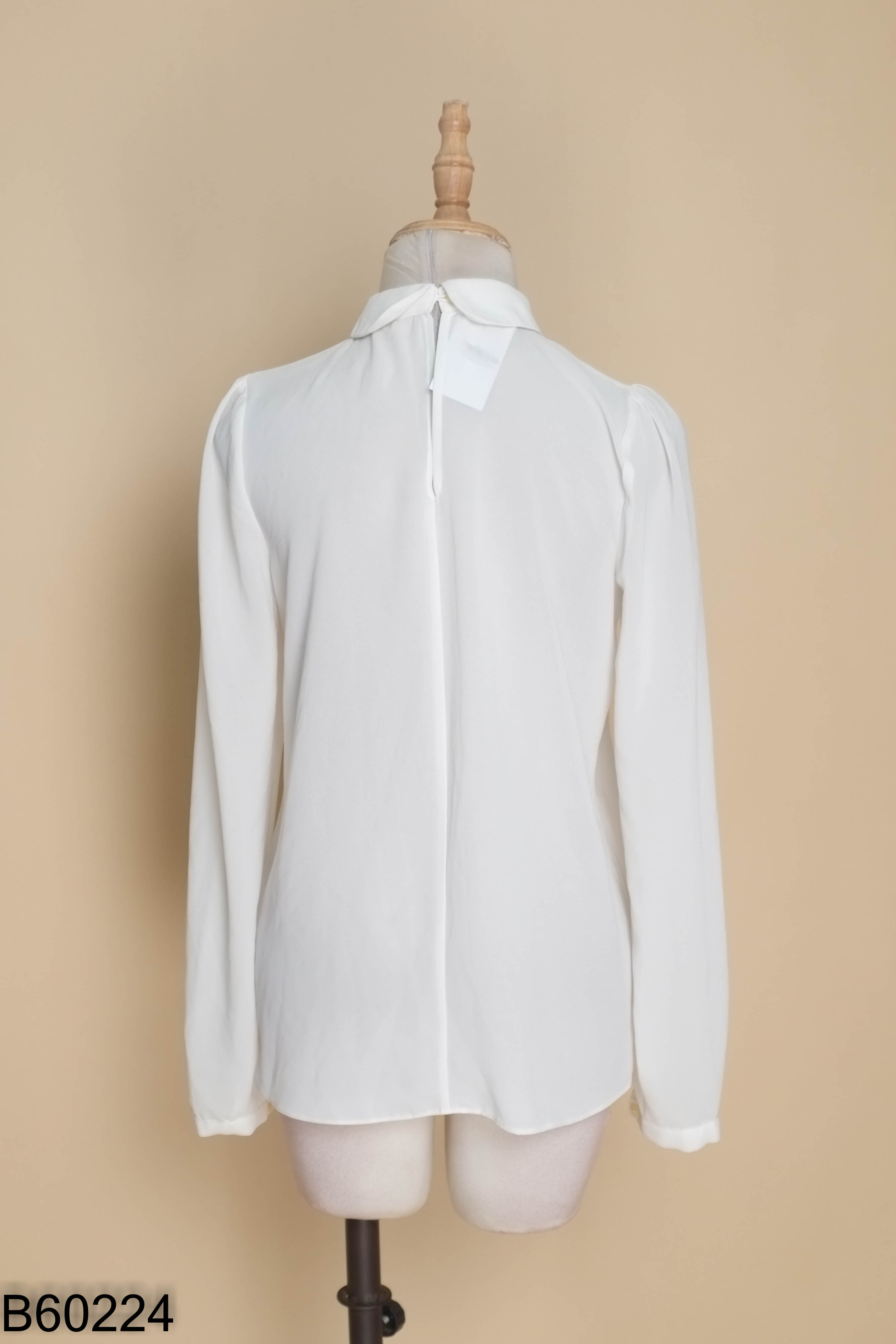 Áo HUONG BOUTIQUE trắng cổ đính đá