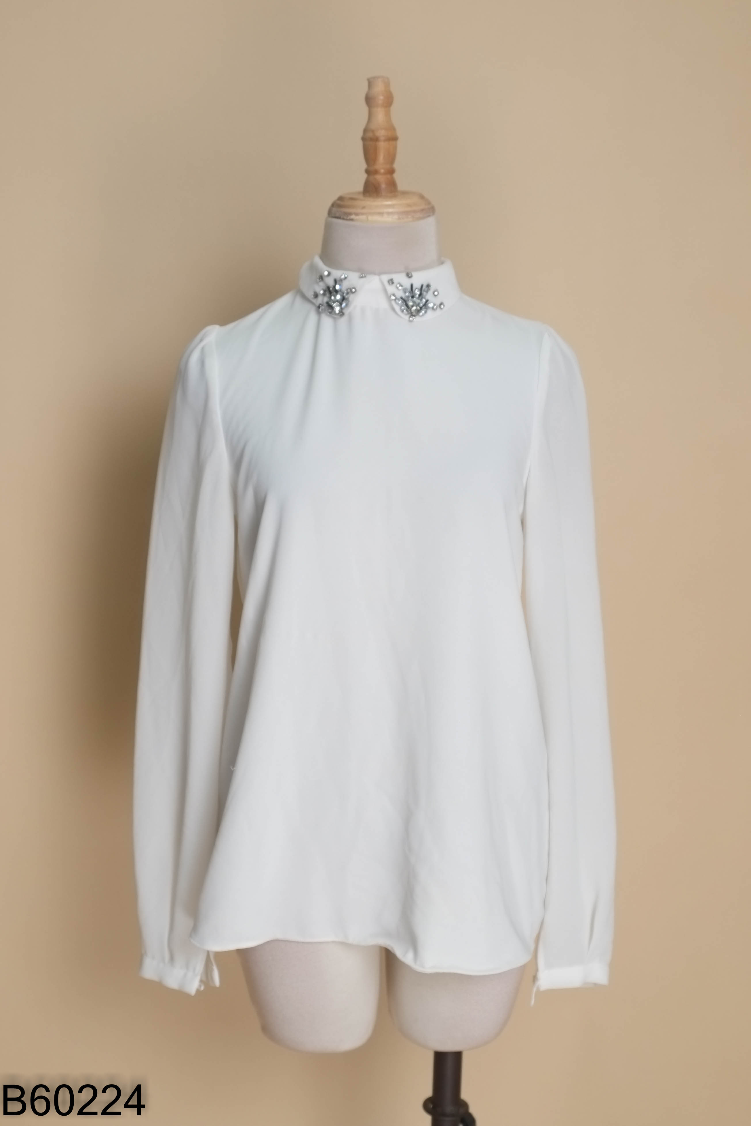 Áo HUONG BOUTIQUE trắng cổ đính đá