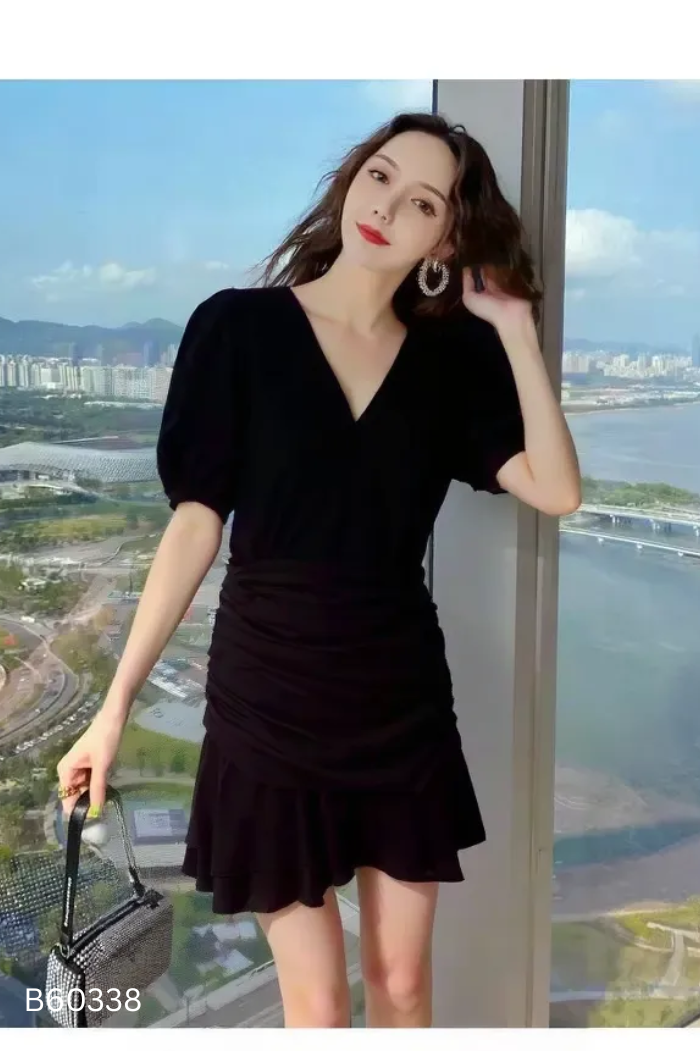 Váy đen dúm cổ V