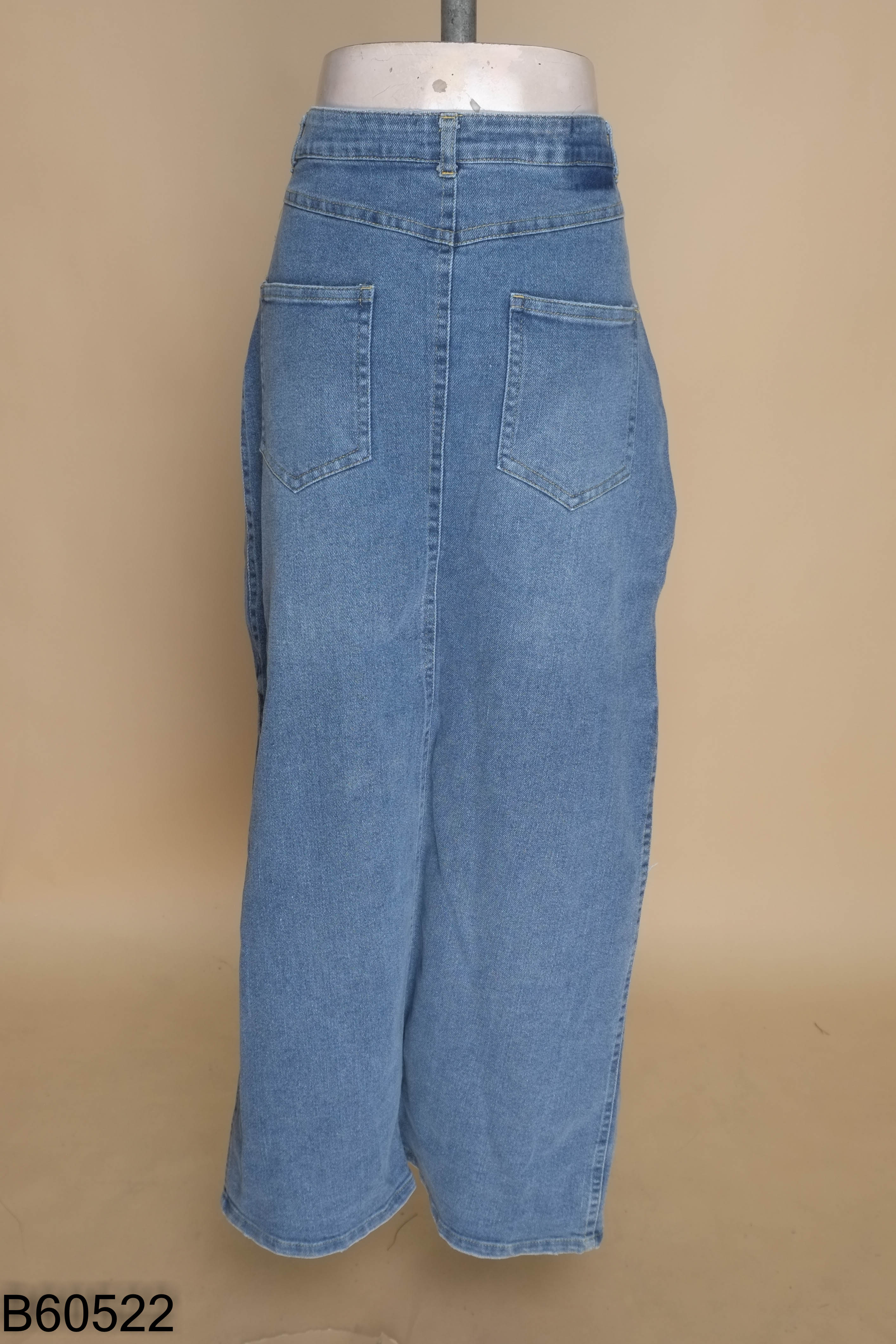 Chân váy jeans xanh xẻ giữa