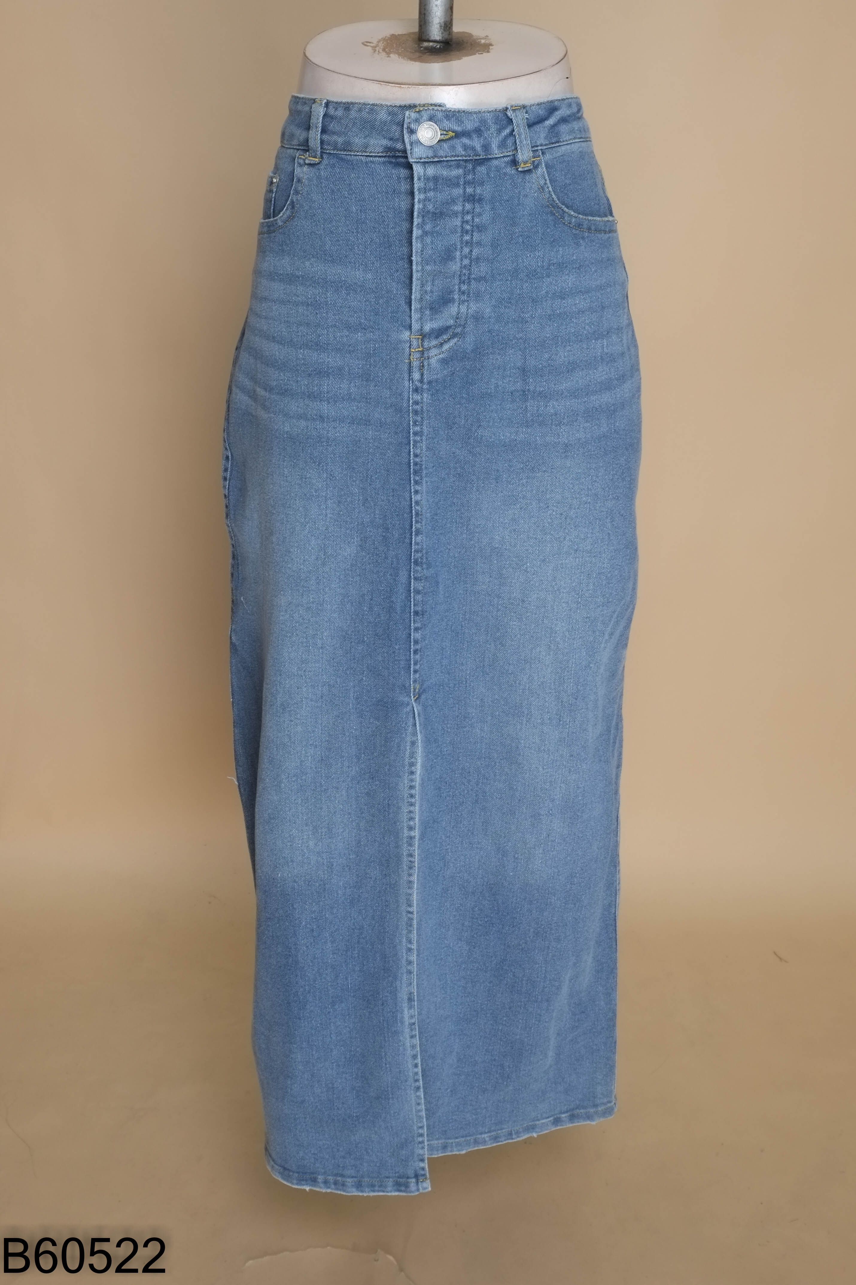 Chân váy jeans xanh xẻ giữa