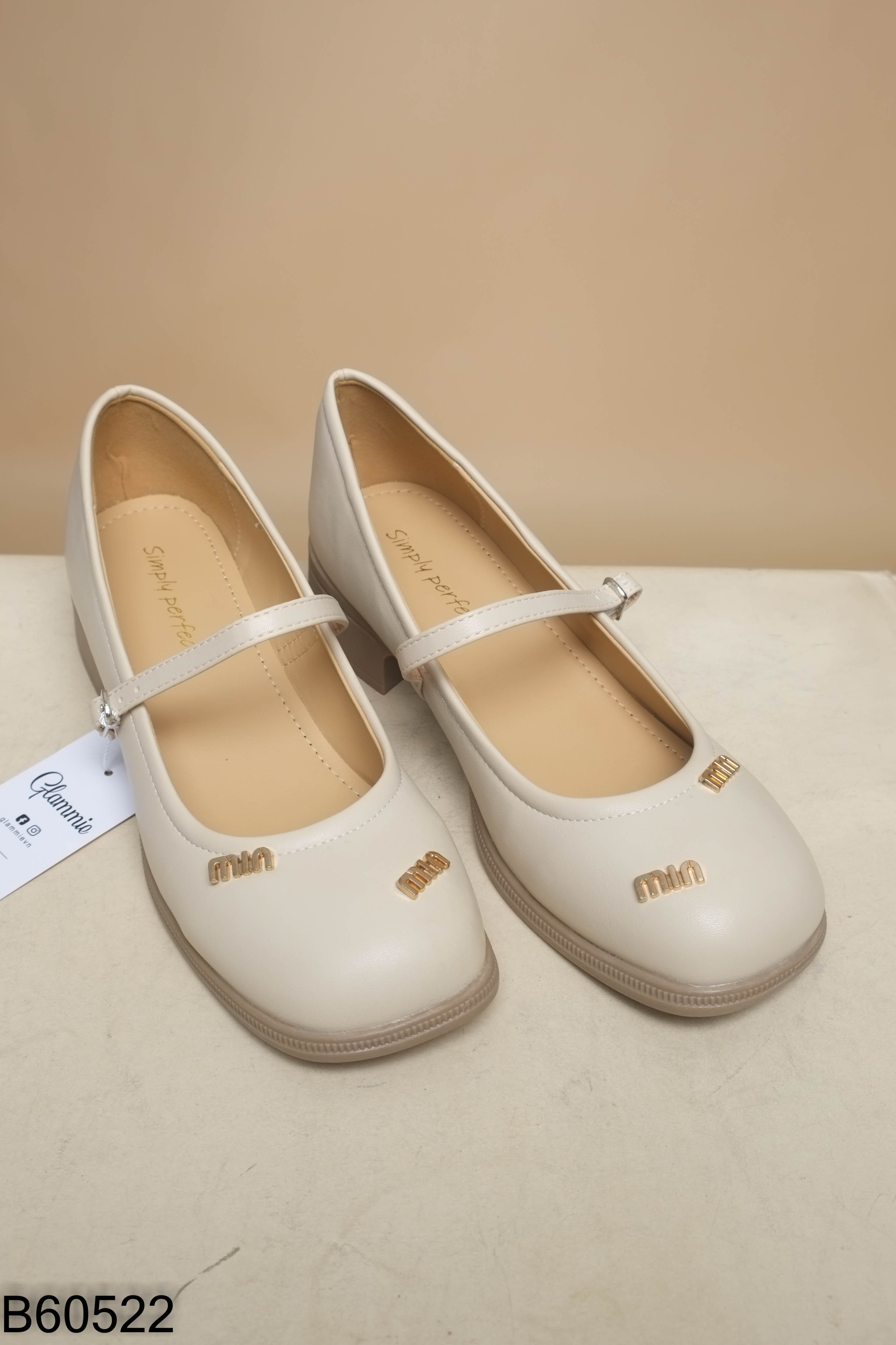 Giày da be đính charm chữ