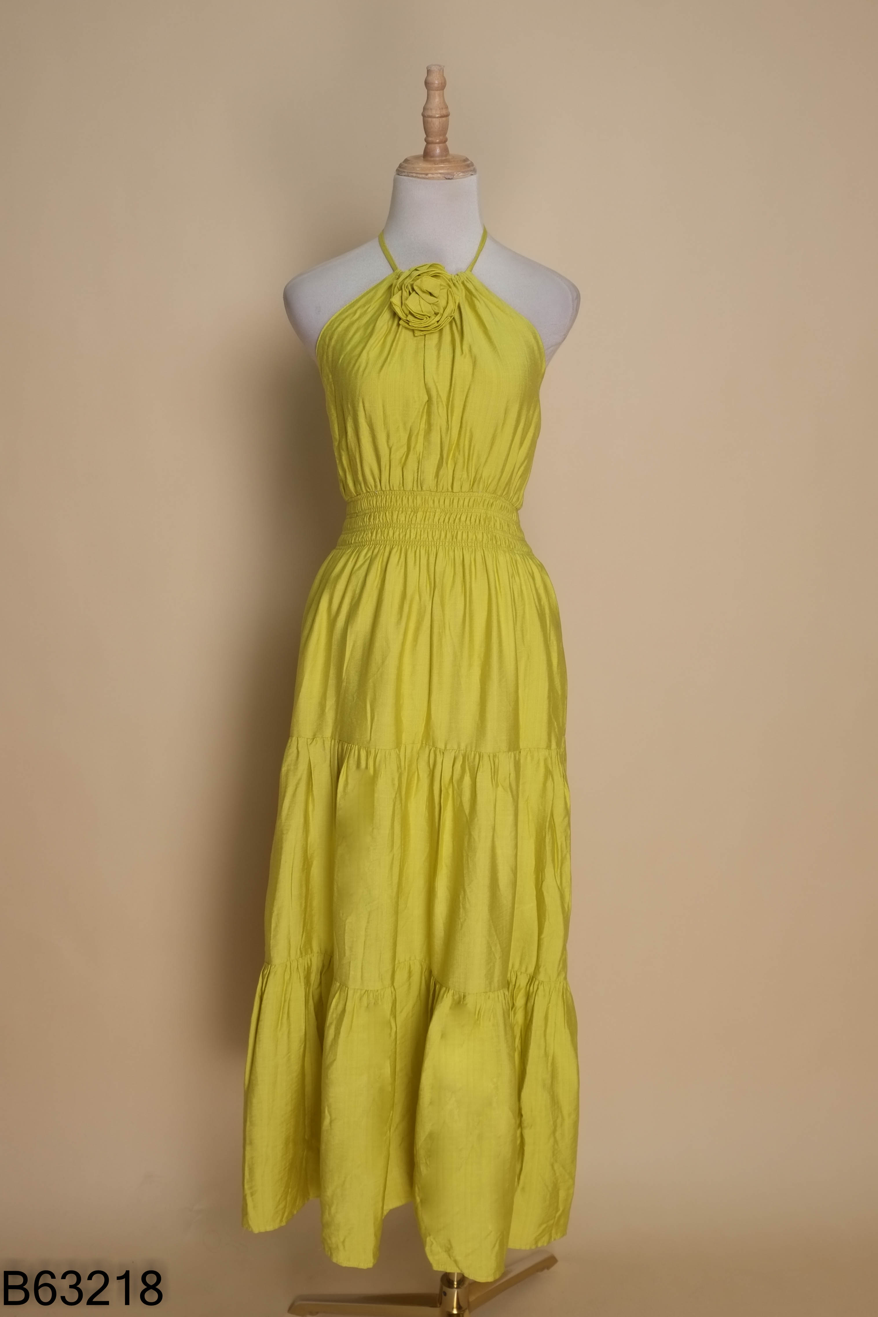 NEWTAG Váy maxi vàng cổ yếm nhún eo
