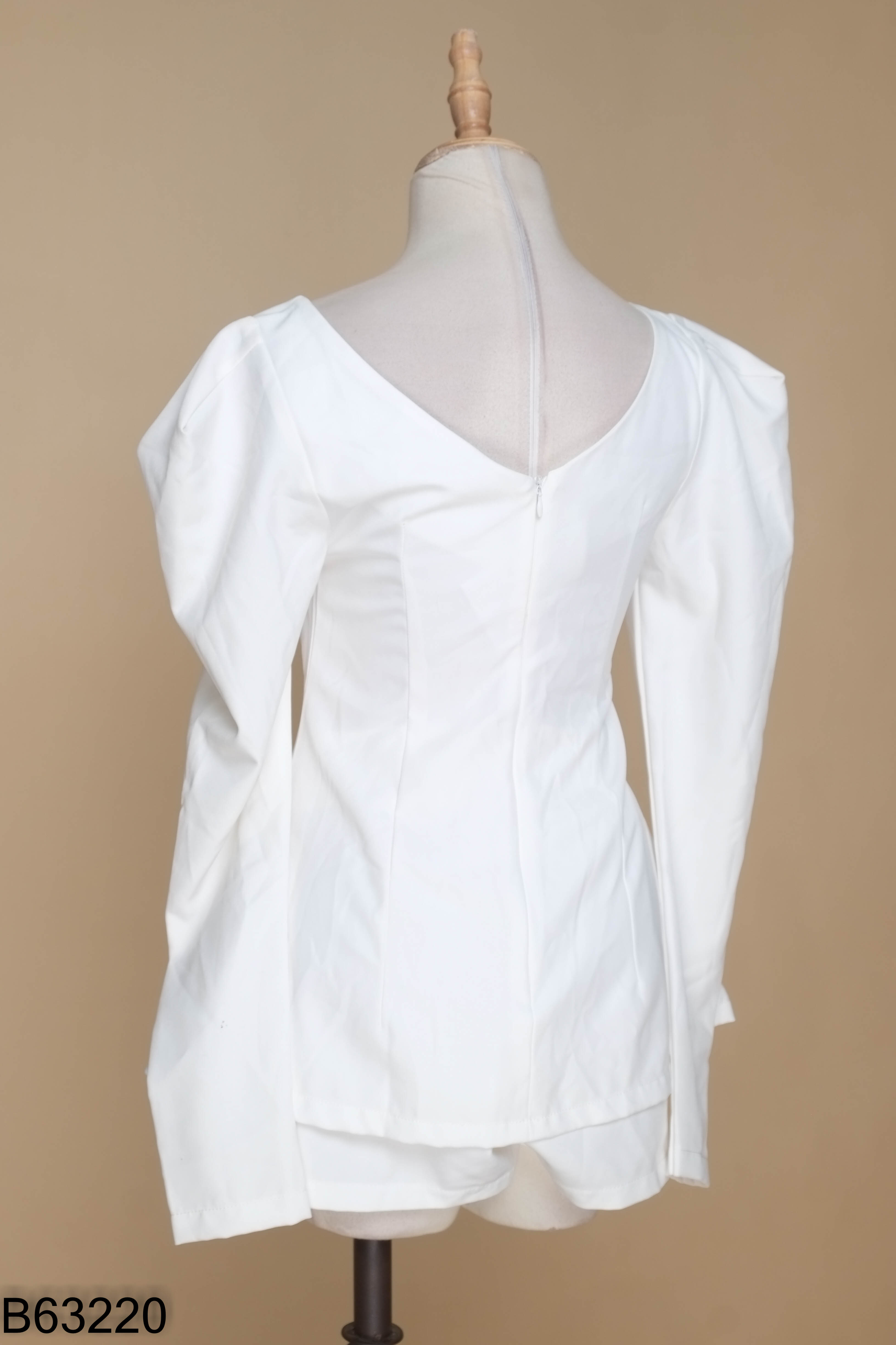 Set áo cổ vuông + quần short trắng